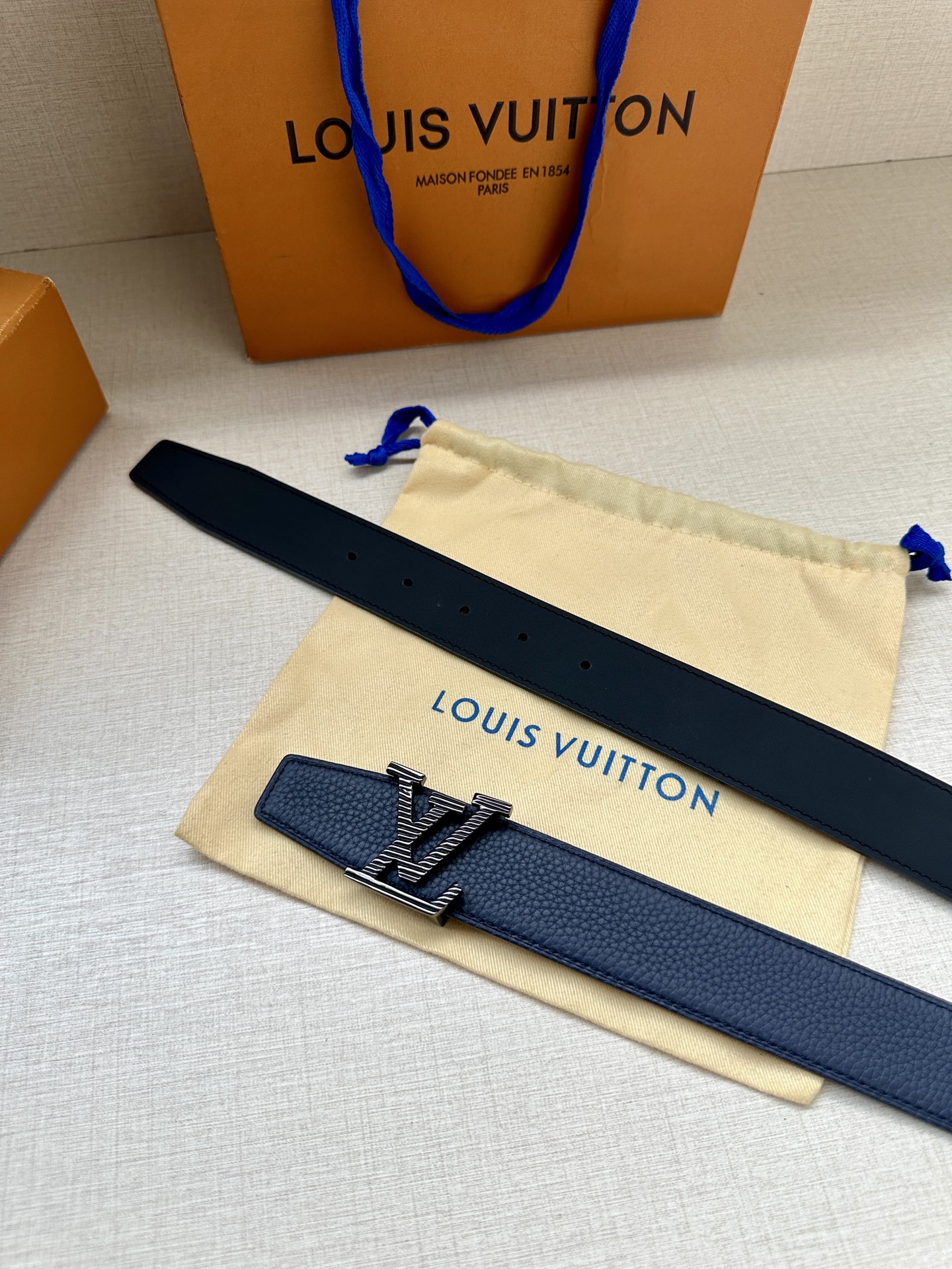  LV Heritage 双面腰带3.4宽 选取粒面皮革和纳帕皮革 新款3层LV 搭扣。微弧形边缘和摩登