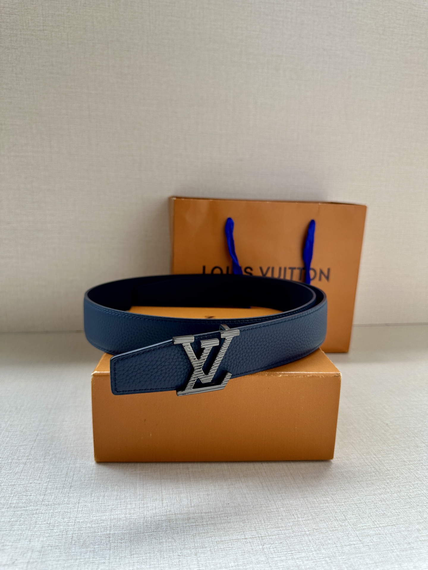  LV Heritage 双面腰带3.4宽 选取粒面皮革和纳帕皮革 新款3层LV 搭扣。微弧形边缘和摩登