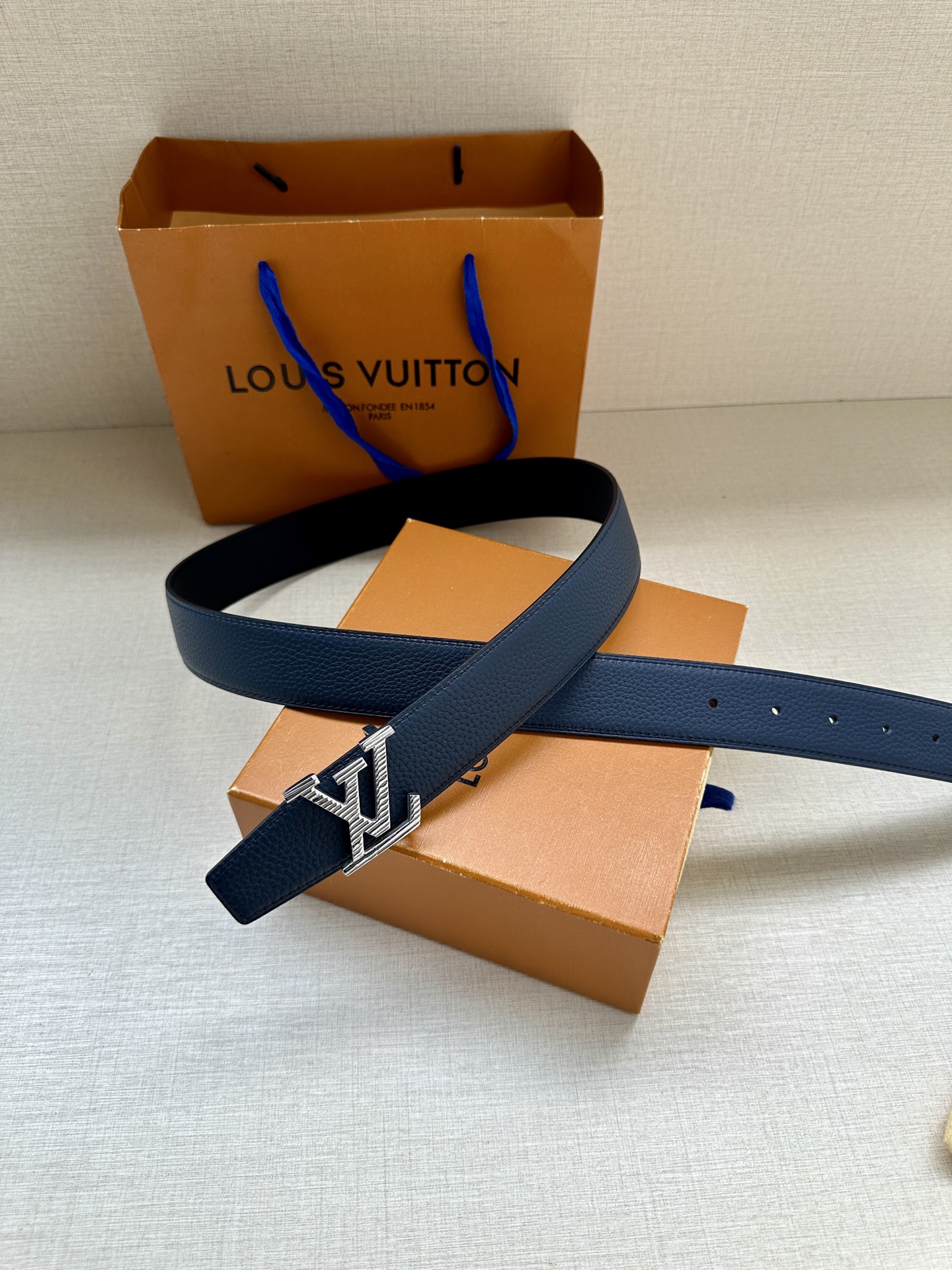  LV Heritage 双面腰带3.4宽 选取粒面皮革和纳帕皮革 新款3层LV 搭扣。微弧形边缘和摩登