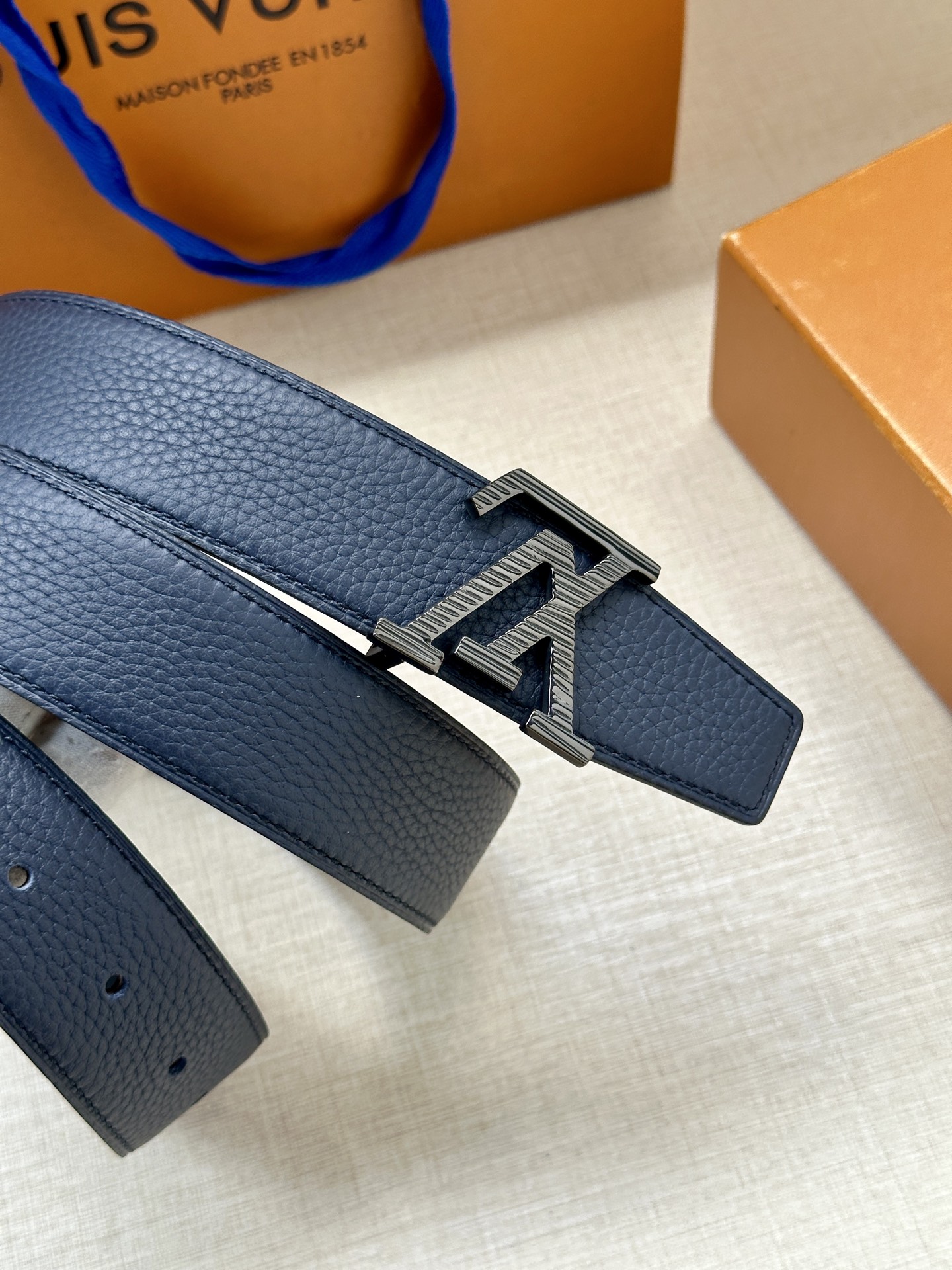  LV Heritage 双面腰带3.4宽 选取粒面皮革和纳帕皮革 新款3层LV 搭扣。微弧形边缘和摩登