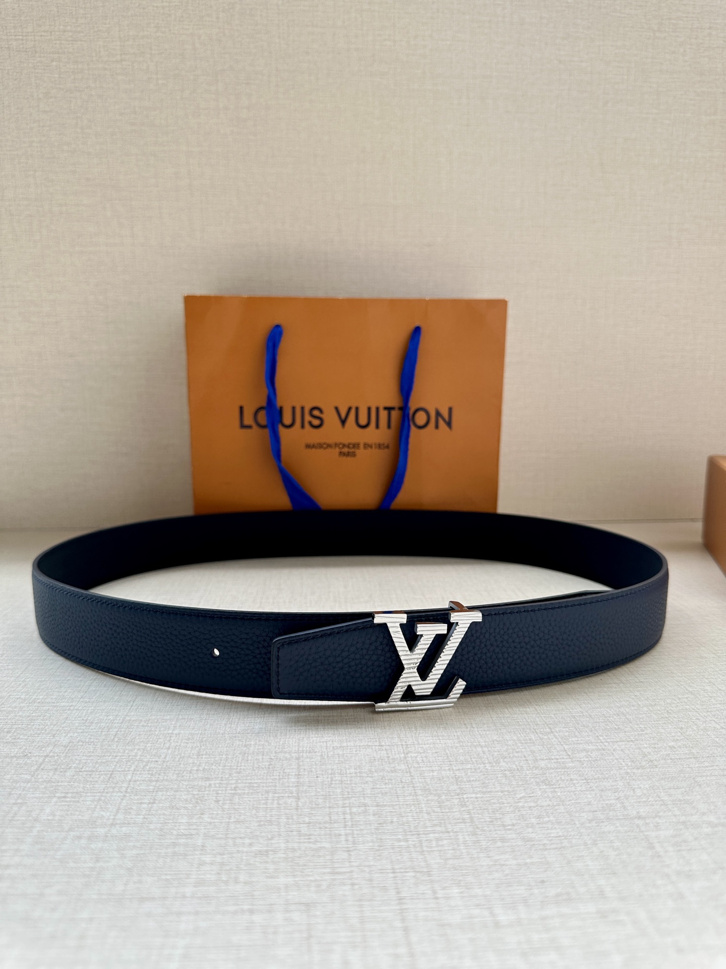  LV Heritage 双面腰带3.4宽 选取粒面皮革和纳帕皮革 新款3层LV 搭扣。微弧形边缘和摩登