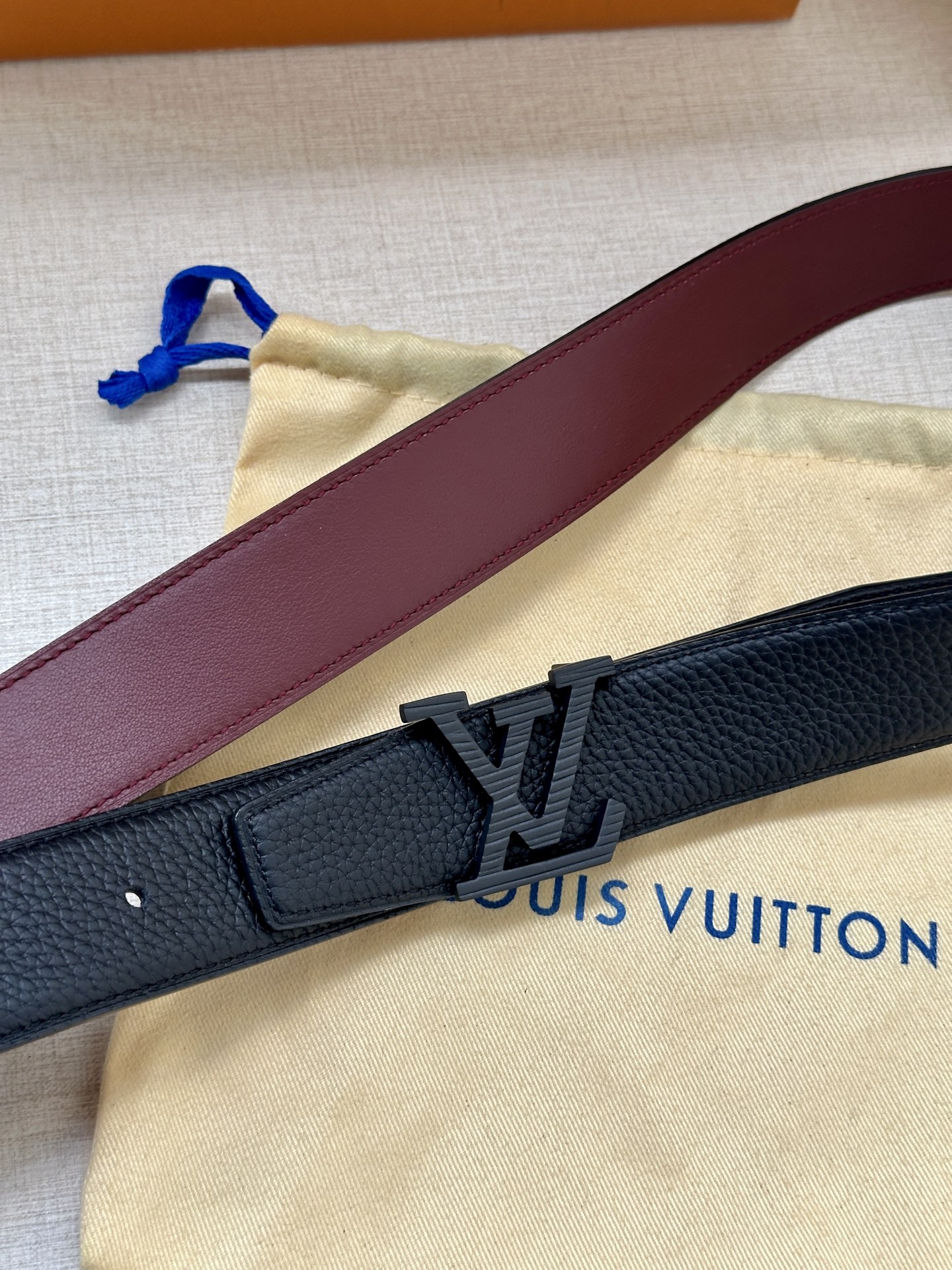  LV Heritage 双面腰带3.4宽 选取粒面皮革和纳帕皮革 新款3层LV 搭扣。微弧形边缘和摩登