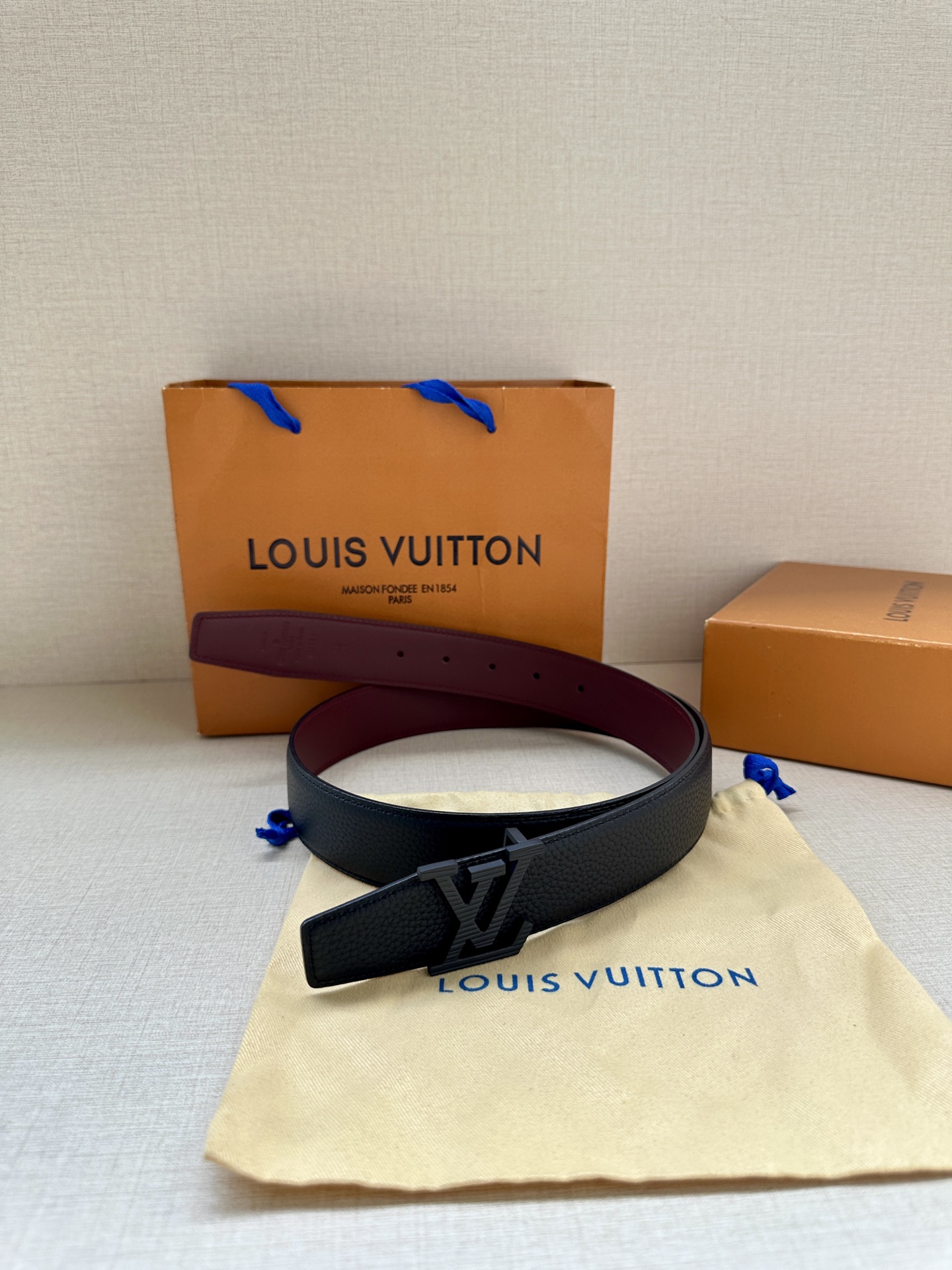  LV Heritage 双面腰带3.4宽 选取粒面皮革和纳帕皮革 新款3层LV 搭扣。微弧形边缘和摩登
