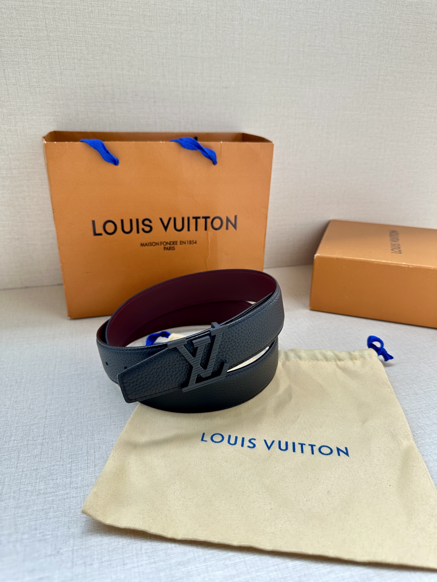  LV Heritage 双面腰带3.4宽 选取粒面皮革和纳帕皮革 新款3层LV 搭扣。微弧形边缘和摩登