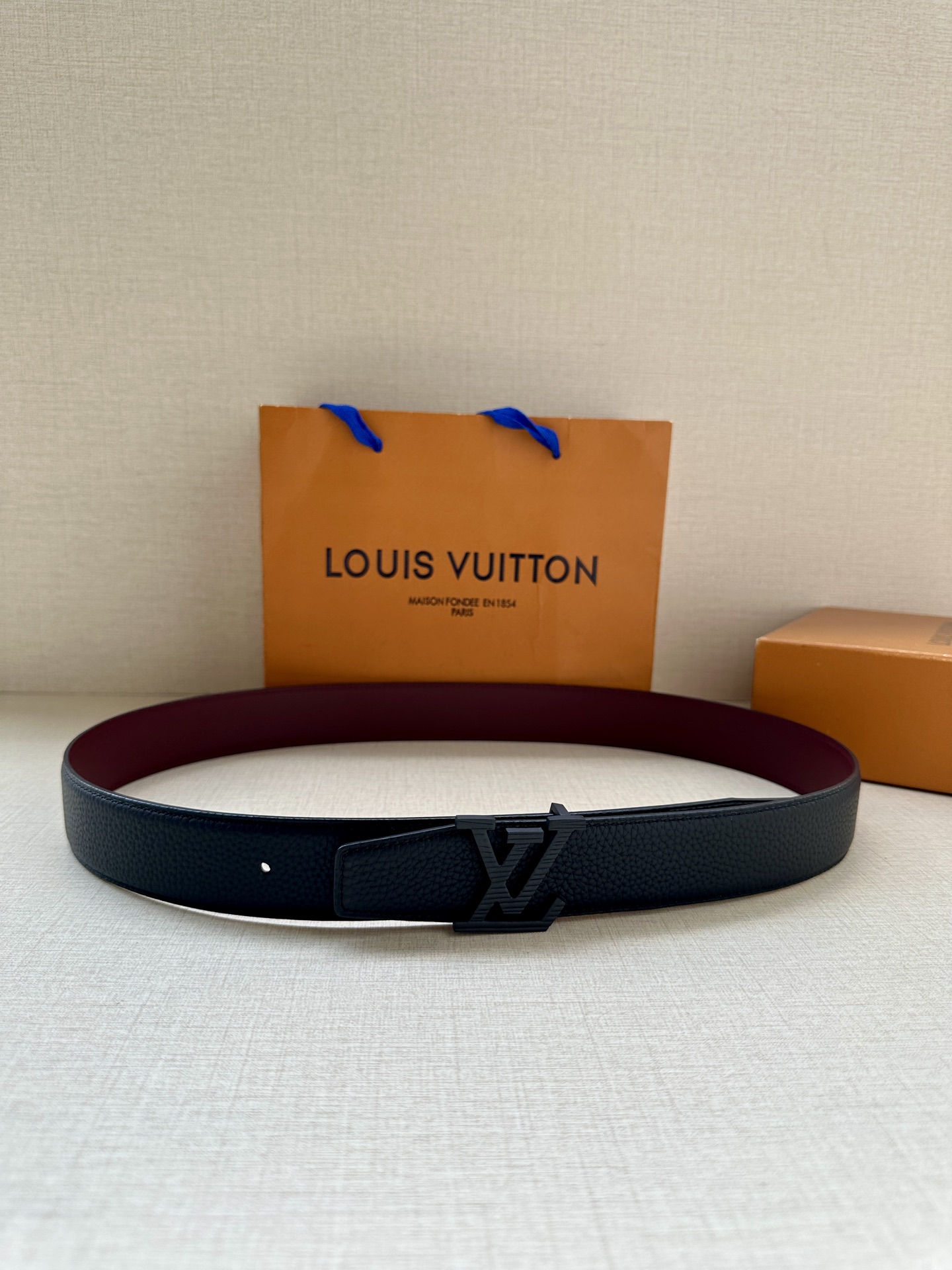  LV Heritage 双面腰带3.4宽 选取粒面皮革和纳帕皮革 新款3层LV 搭扣。微弧形边缘和摩登