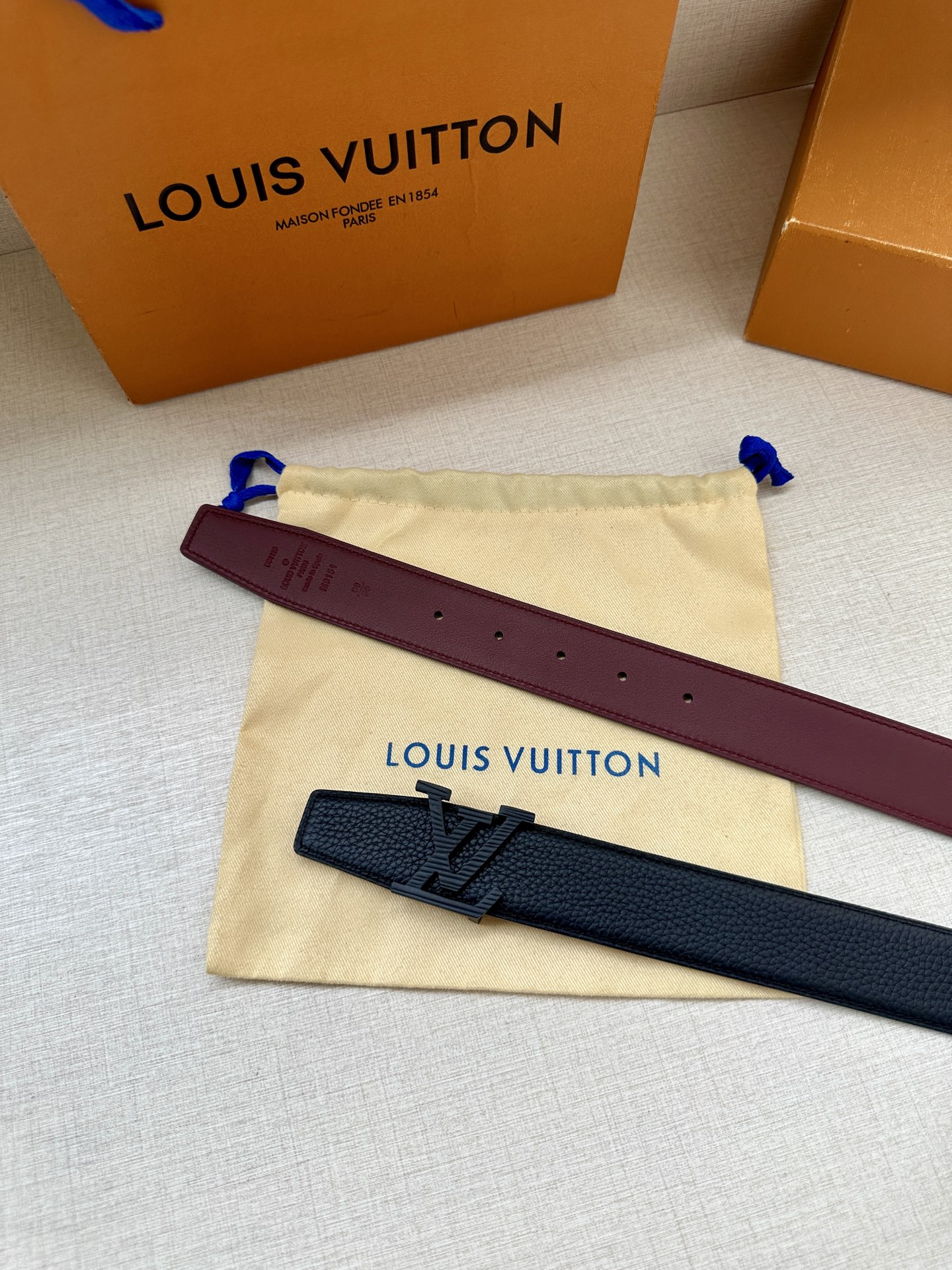  LV Heritage 双面腰带3.4宽 选取粒面皮革和纳帕皮革 新款3层LV 搭扣。微弧形边缘和摩登