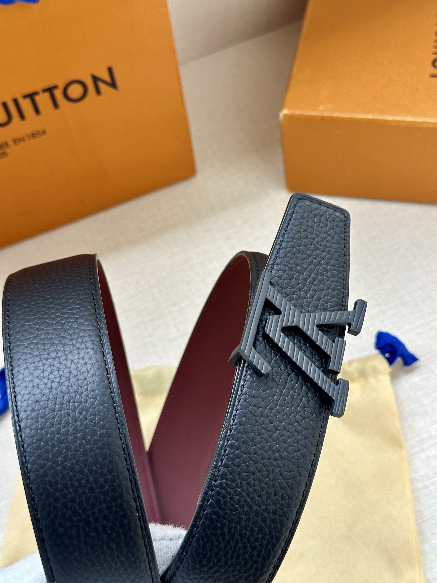  LV Heritage 双面腰带3.4宽 选取粒面皮革和纳帕皮革 新款3层LV 搭扣。微弧形边缘和摩登