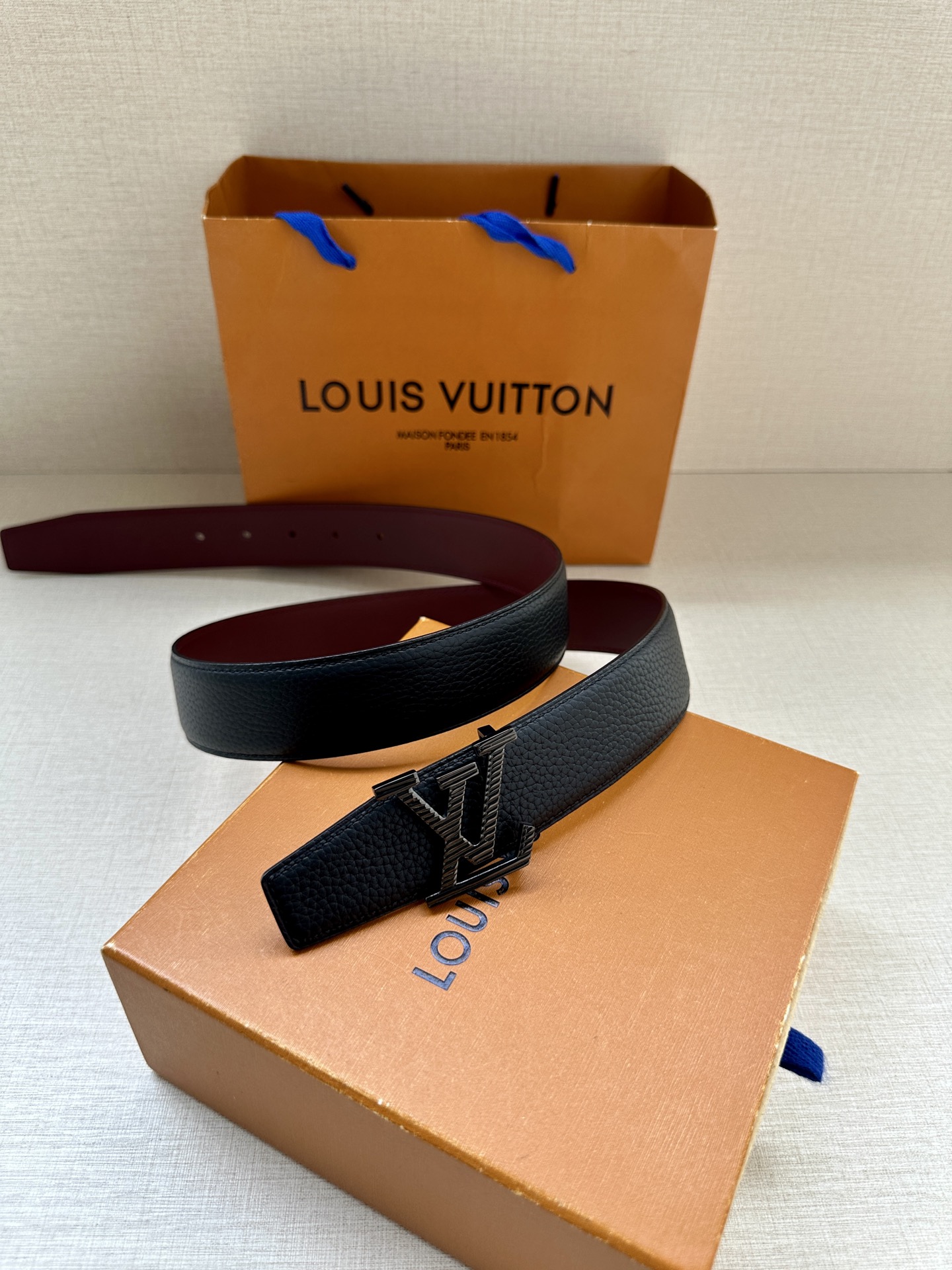  LV Heritage 双面腰带3.4宽 选取粒面皮革和纳帕皮革 新款3层LV 搭扣。微弧形边缘和摩登