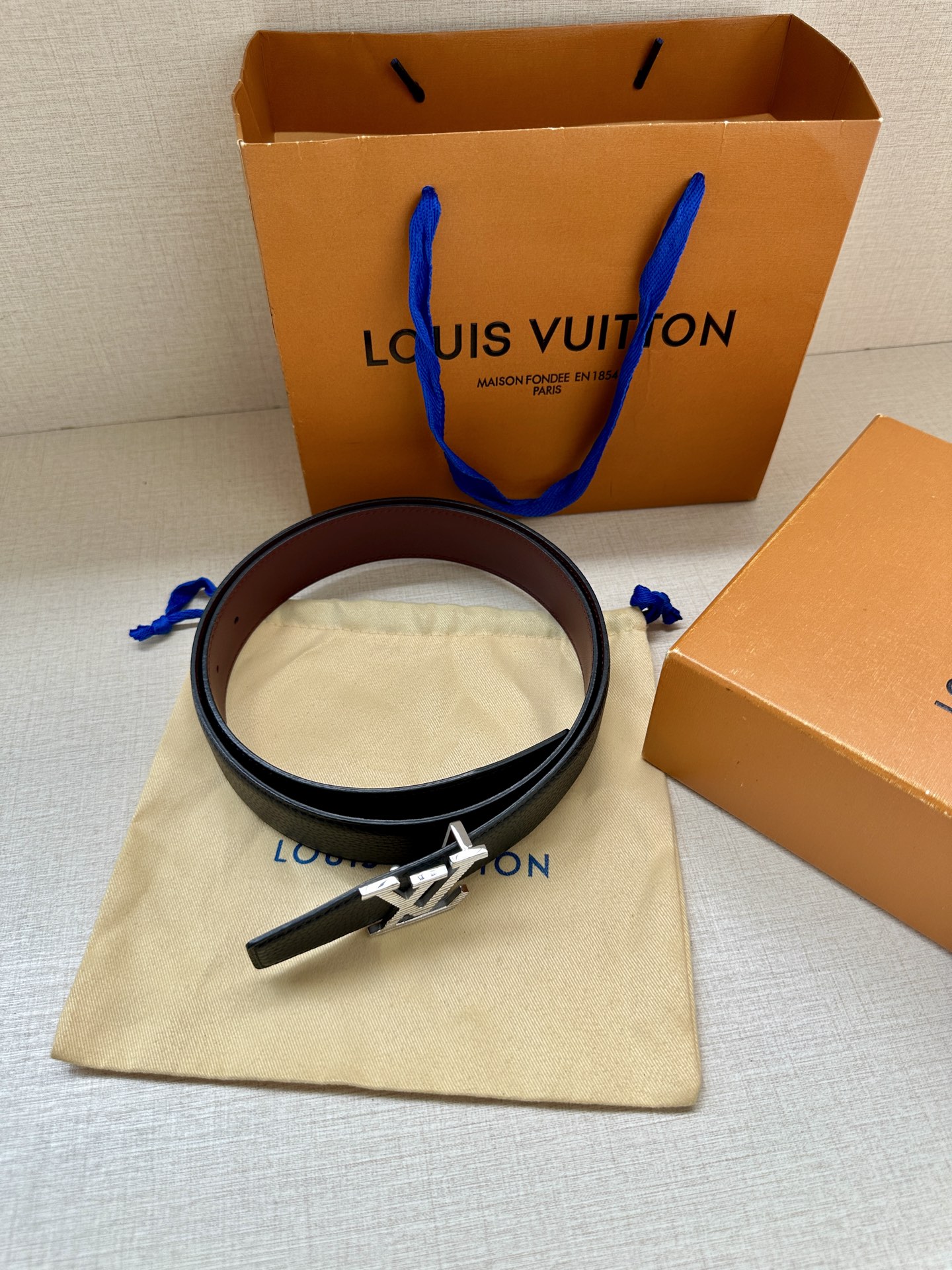  LV Heritage 双面腰带3.4宽 选取粒面皮革和纳帕皮革 新款3层LV 搭扣。微弧形边缘和摩登