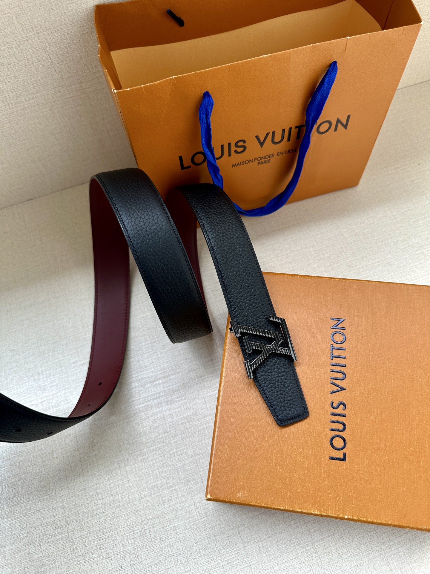  LV Heritage 双面腰带3.4宽 选取粒面皮革和纳帕皮革 新款3层LV 搭扣。微弧形边缘和摩登