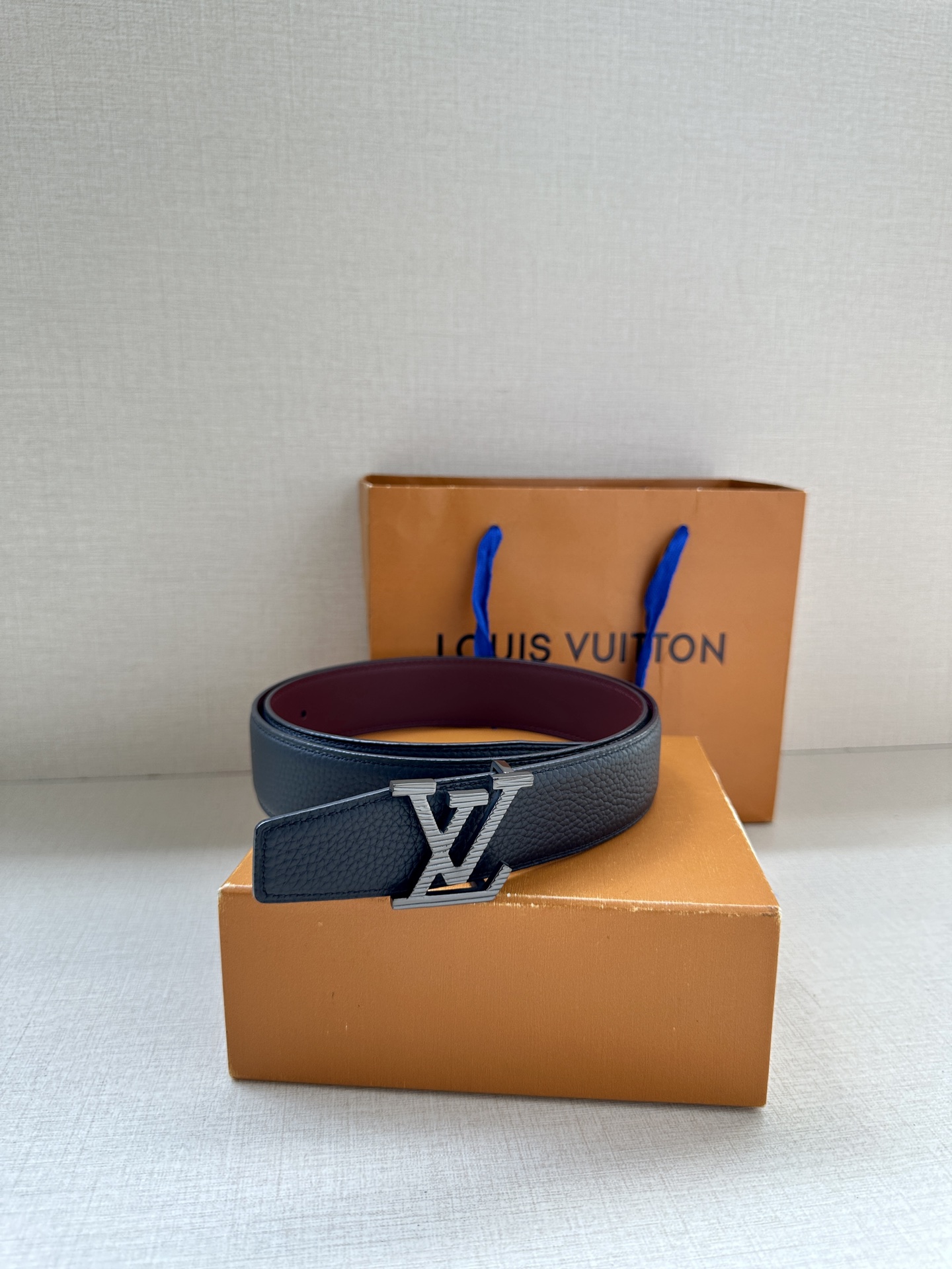  LV Heritage 双面腰带3.4宽 选取粒面皮革和纳帕皮革 新款3层LV 搭扣。微弧形边缘和摩登