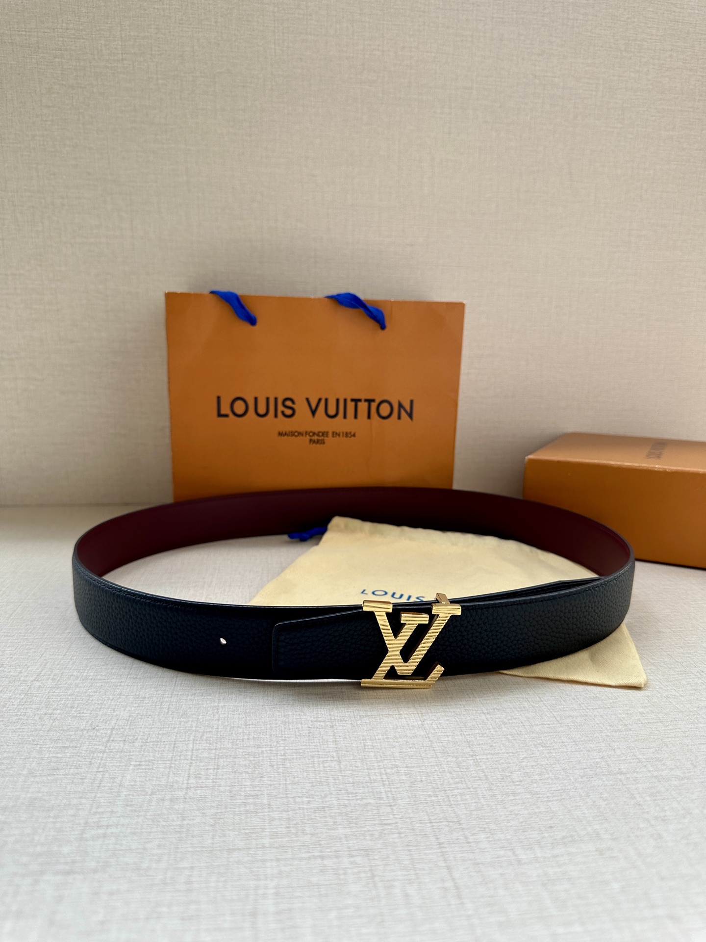  LV Heritage 双面腰带3.4宽 选取粒面皮革和纳帕皮革 新款3层LV 搭扣。微弧形边缘和摩登