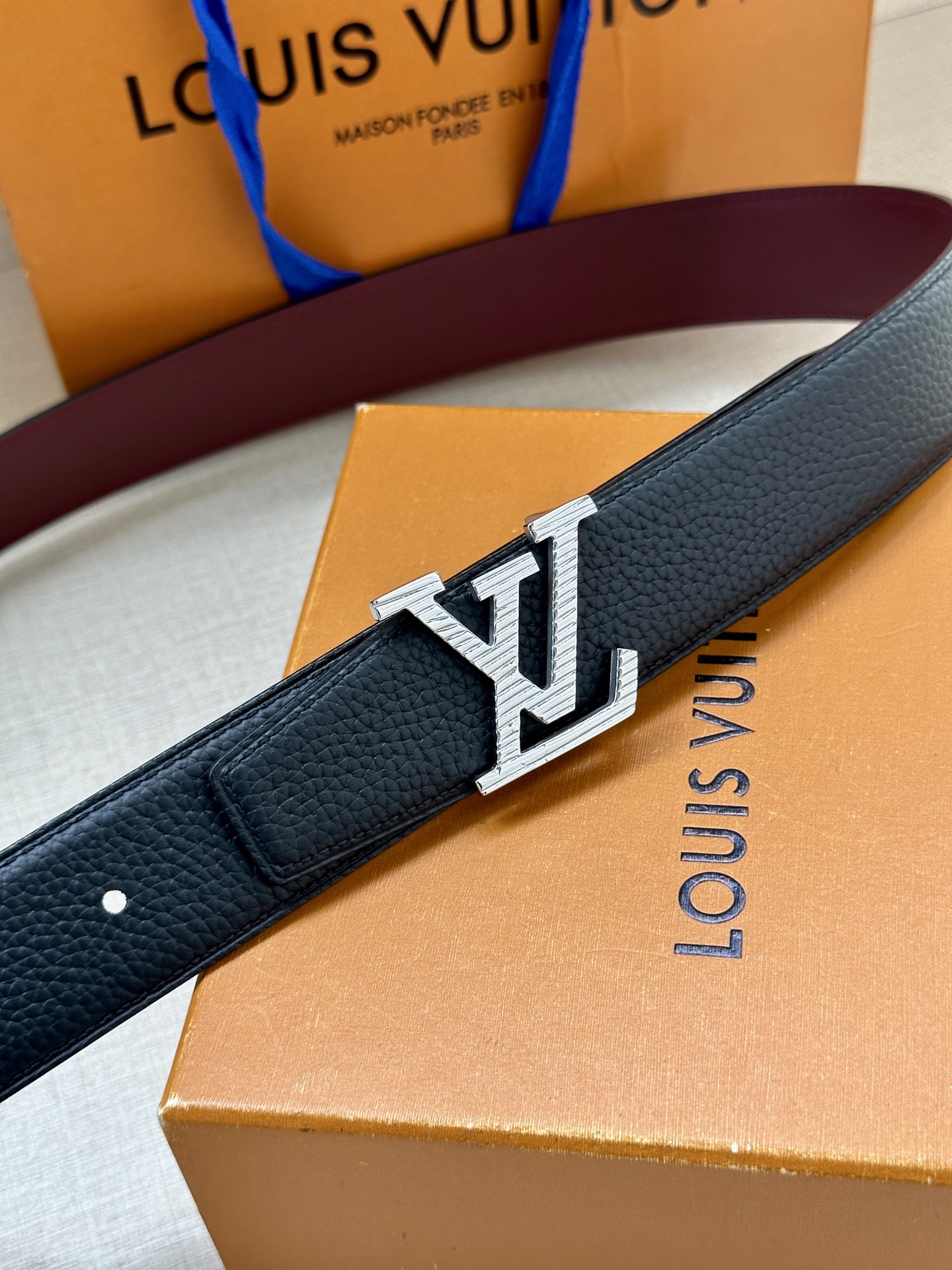  LV Heritage 双面腰带3.4宽 选取粒面皮革和纳帕皮革 新款3层LV 搭扣。微弧形边缘和摩登