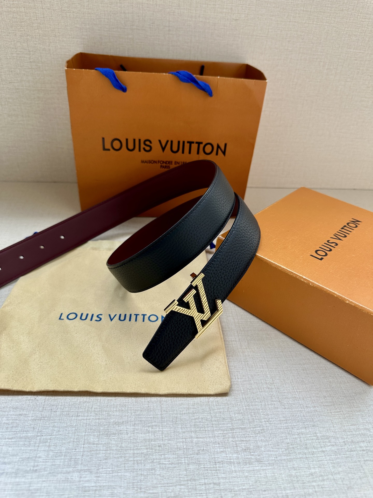  LV Heritage 双面腰带3.4宽 选取粒面皮革和纳帕皮革 新款3层LV 搭扣。微弧形边缘和摩登