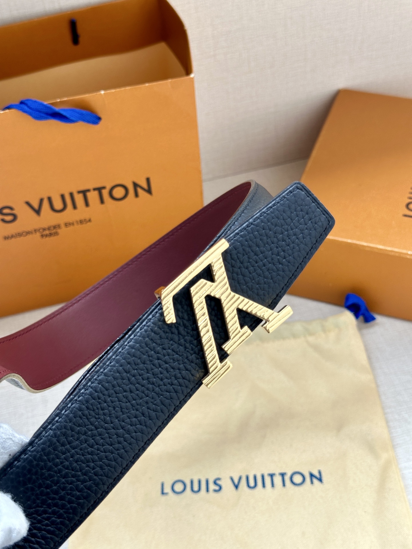  LV Heritage 双面腰带3.4宽 选取粒面皮革和纳帕皮革 新款3层LV 搭扣。微弧形边缘和摩登