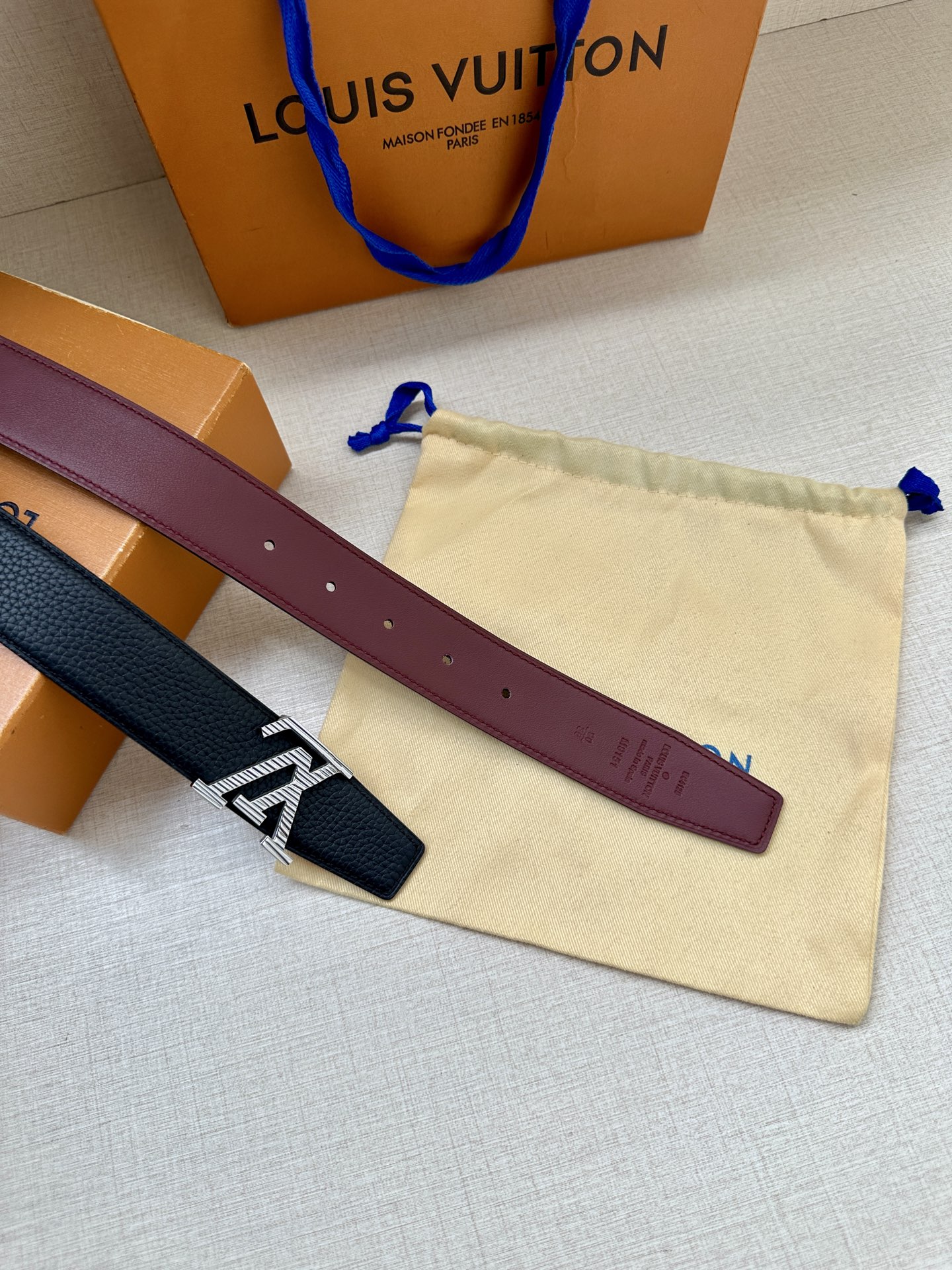  LV Heritage 双面腰带3.4宽 选取粒面皮革和纳帕皮革 新款3层LV 搭扣。微弧形边缘和摩登