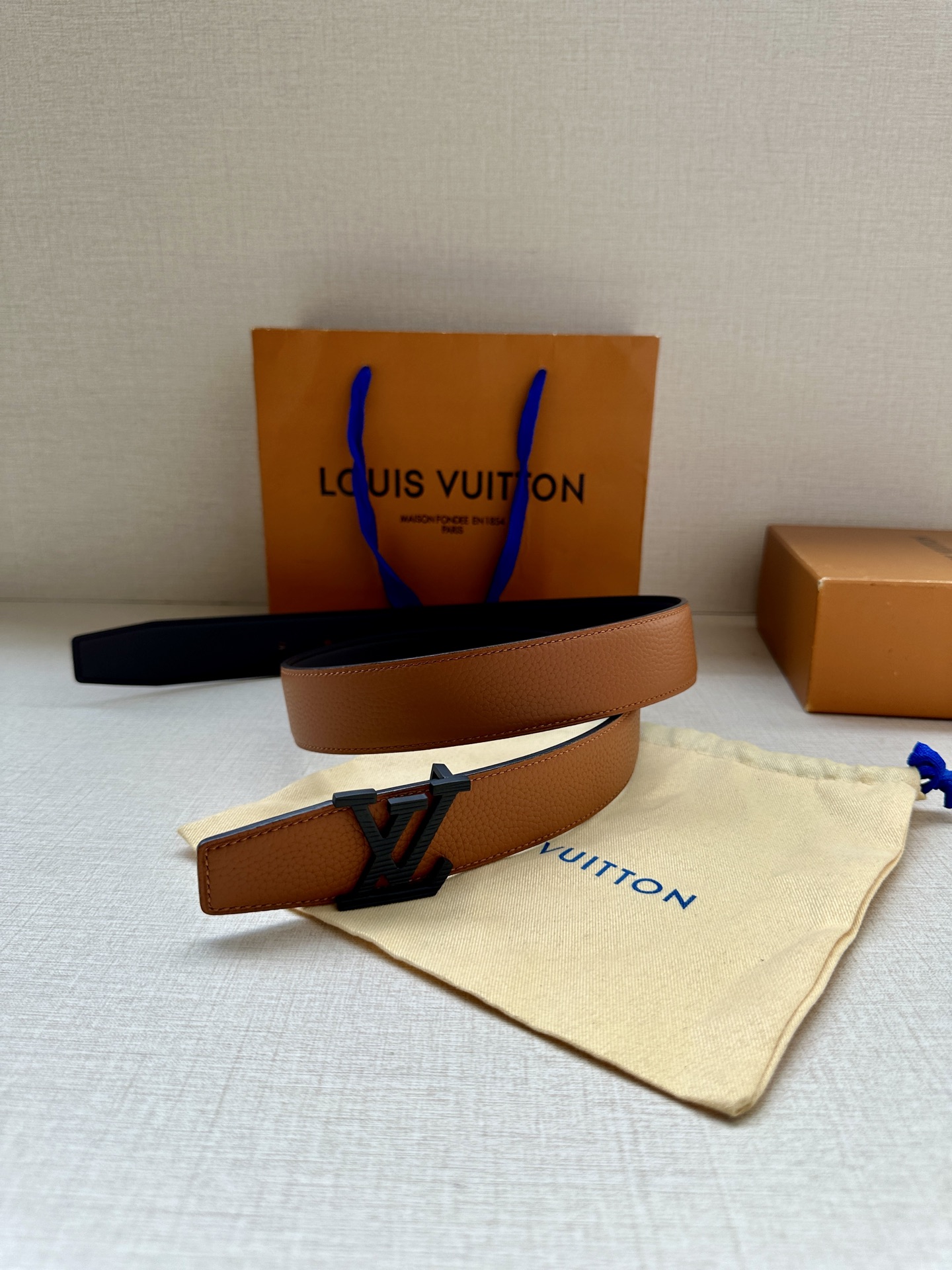  LV Heritage 双面腰带3.4宽 选取粒面皮革和纳帕皮革 新款3层LV 搭扣。微弧形边缘和摩登