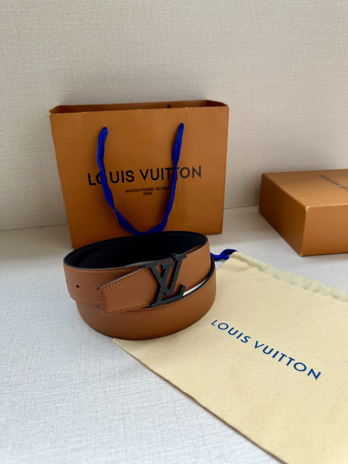  LV Heritage 双面腰带3.4宽 选取粒面皮革和纳帕皮革 新款3层LV 搭扣。微弧形边缘和摩登