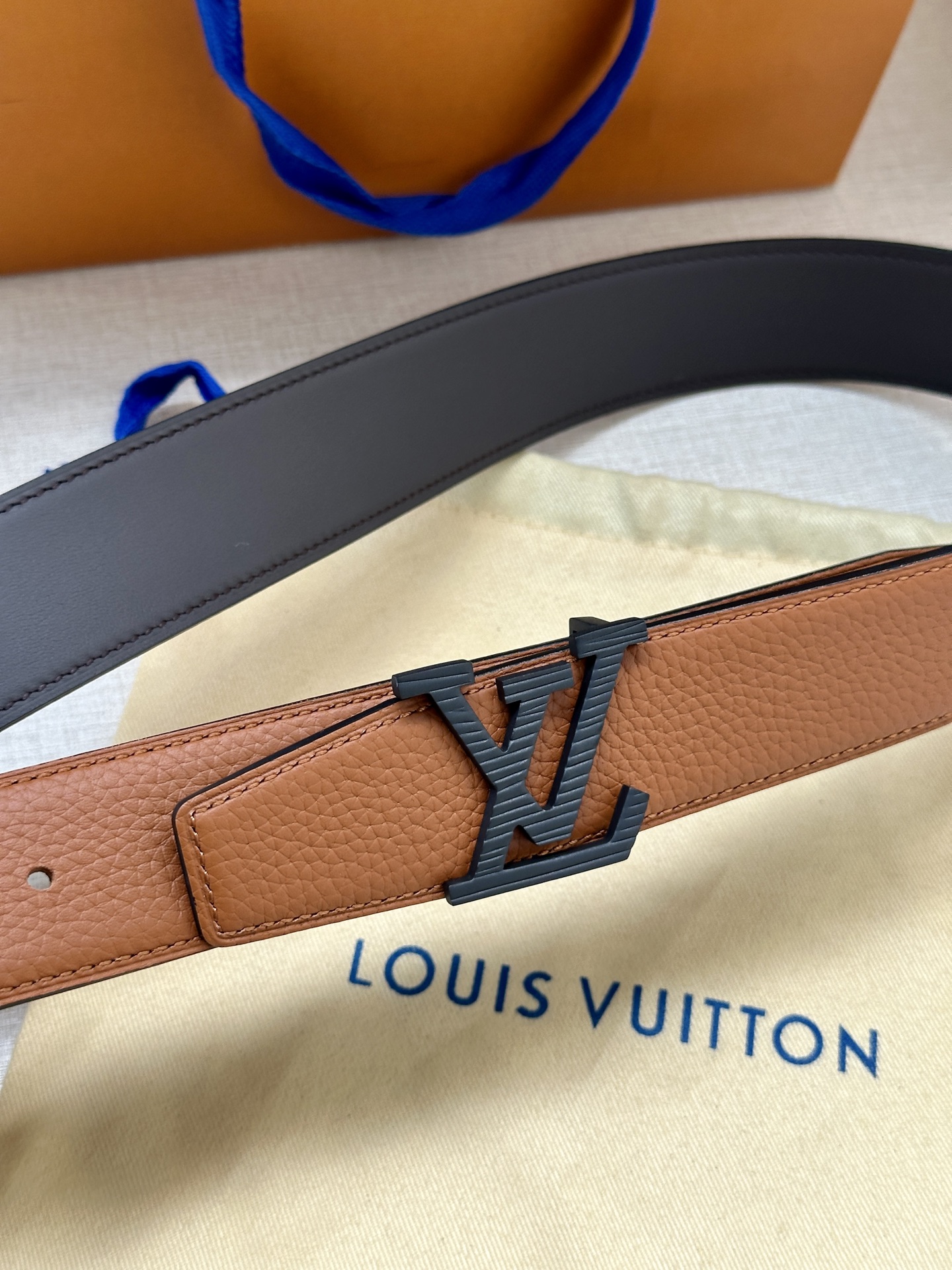  LV Heritage 双面腰带3.4宽 选取粒面皮革和纳帕皮革 新款3层LV 搭扣。微弧形边缘和摩登