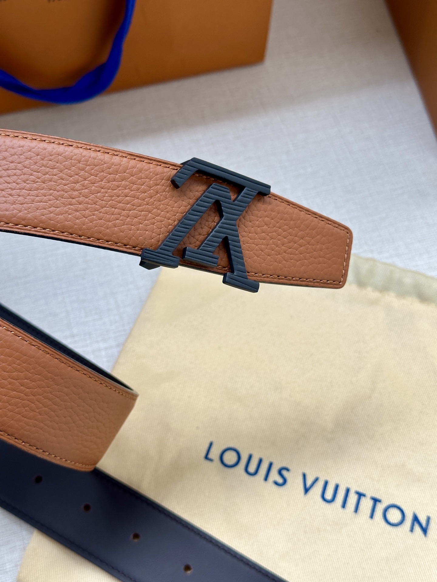  LV Heritage 双面腰带3.4宽 选取粒面皮革和纳帕皮革 新款3层LV 搭扣。微弧形边缘和摩登