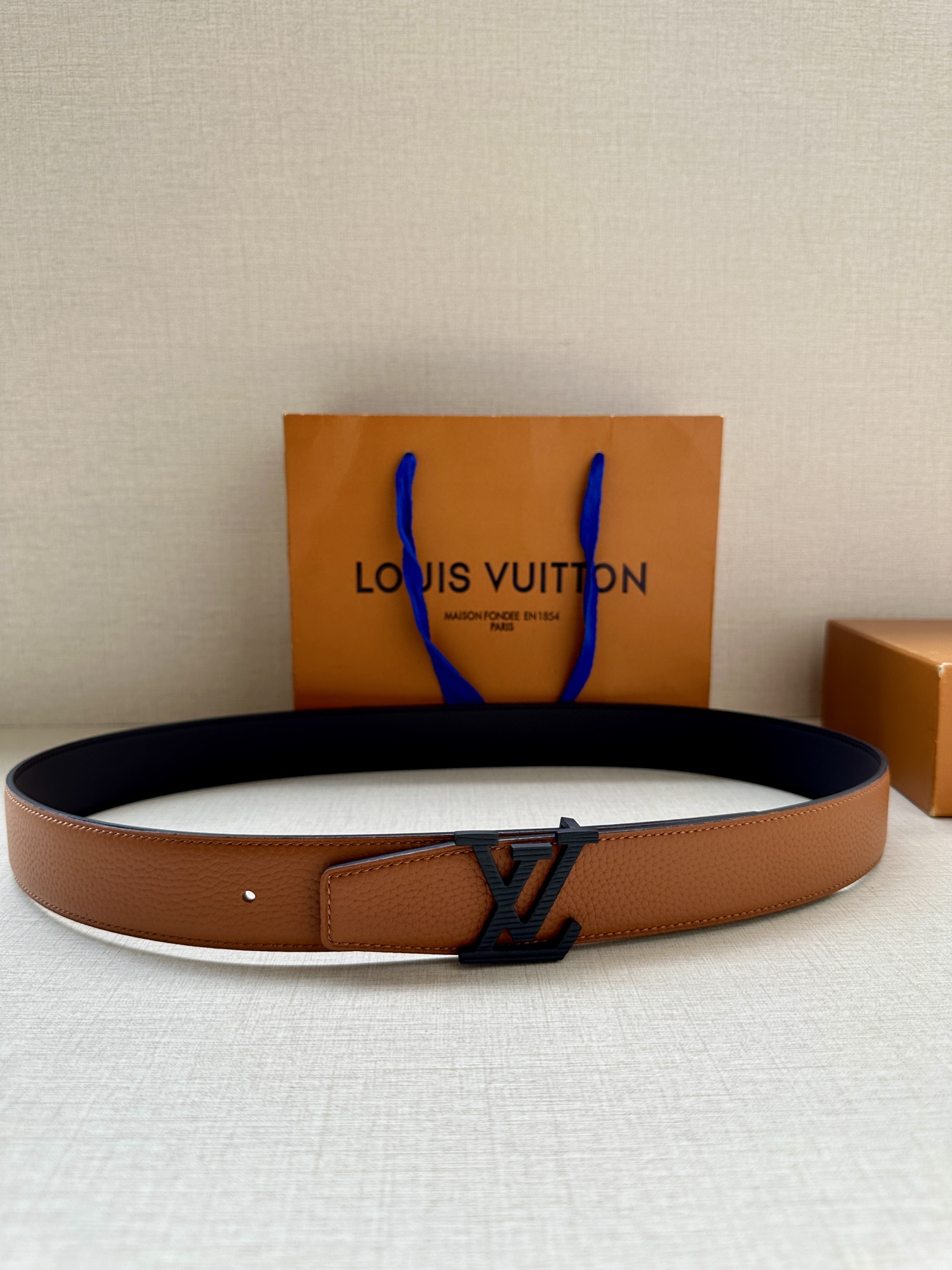  LV Heritage 双面腰带3.4宽 选取粒面皮革和纳帕皮革 新款3层LV 搭扣。微弧形边缘和摩登