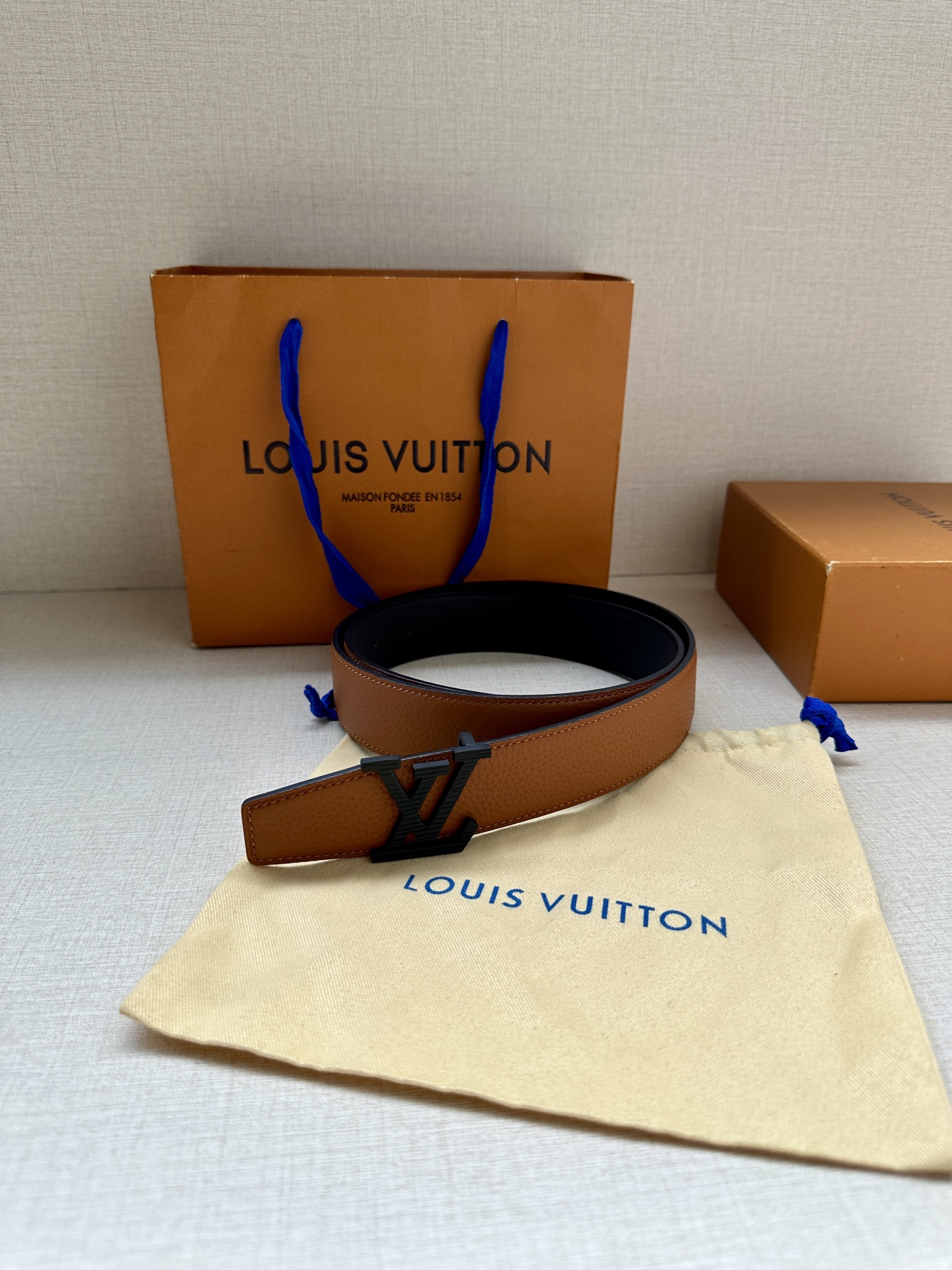  LV Heritage 双面腰带3.4宽 选取粒面皮革和纳帕皮革 新款3层LV 搭扣。微弧形边缘和摩登