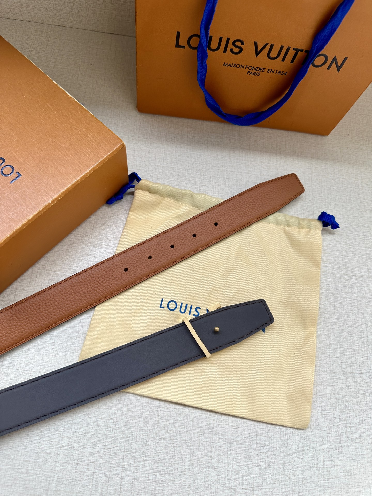  LV Heritage 双面腰带3.4宽 选取粒面皮革和纳帕皮革 新款3层LV 搭扣。微弧形边缘和摩登