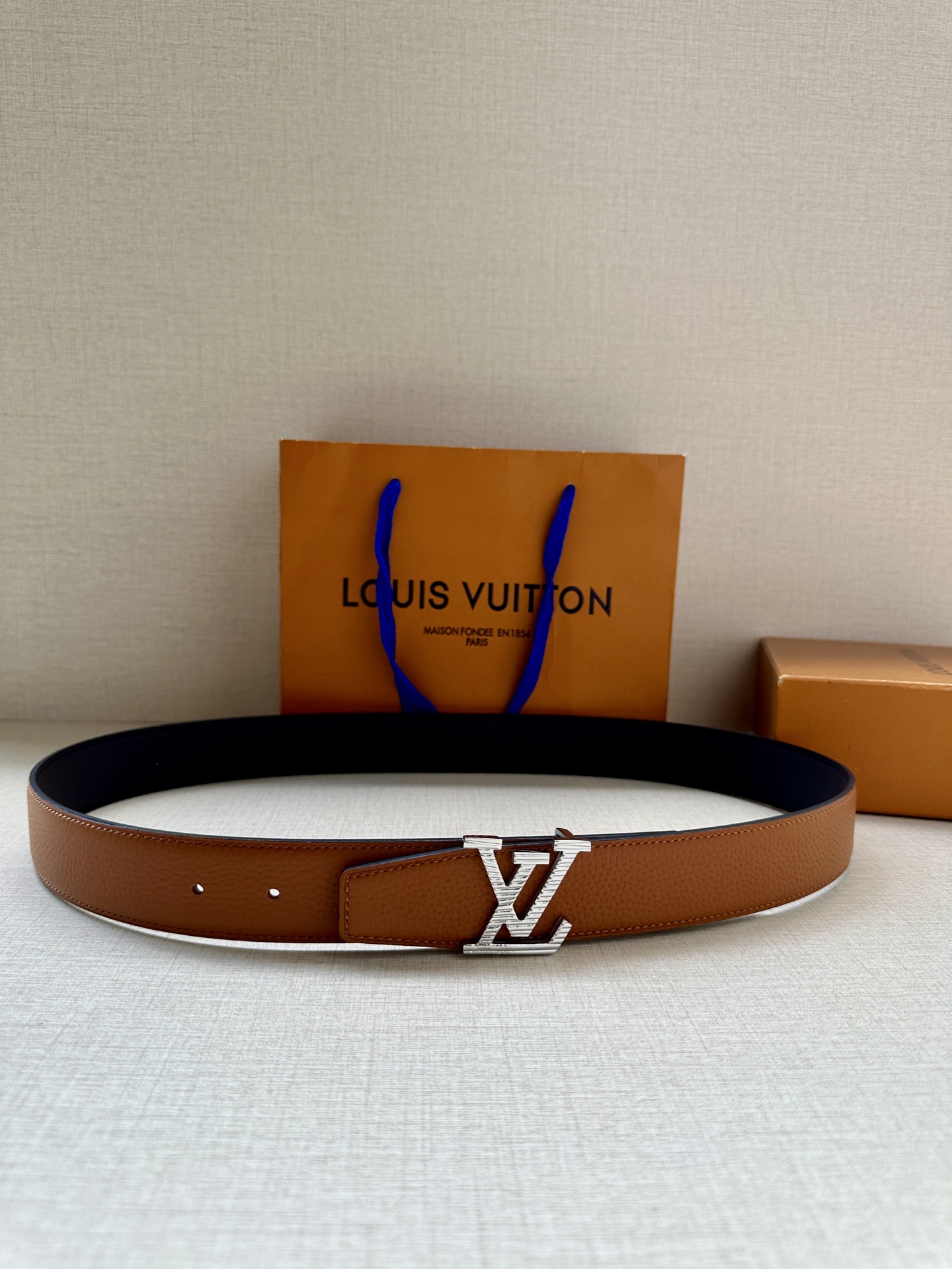  LV Heritage 双面腰带3.4宽 选取粒面皮革和纳帕皮革 新款3层LV 搭扣。微弧形边缘和摩登