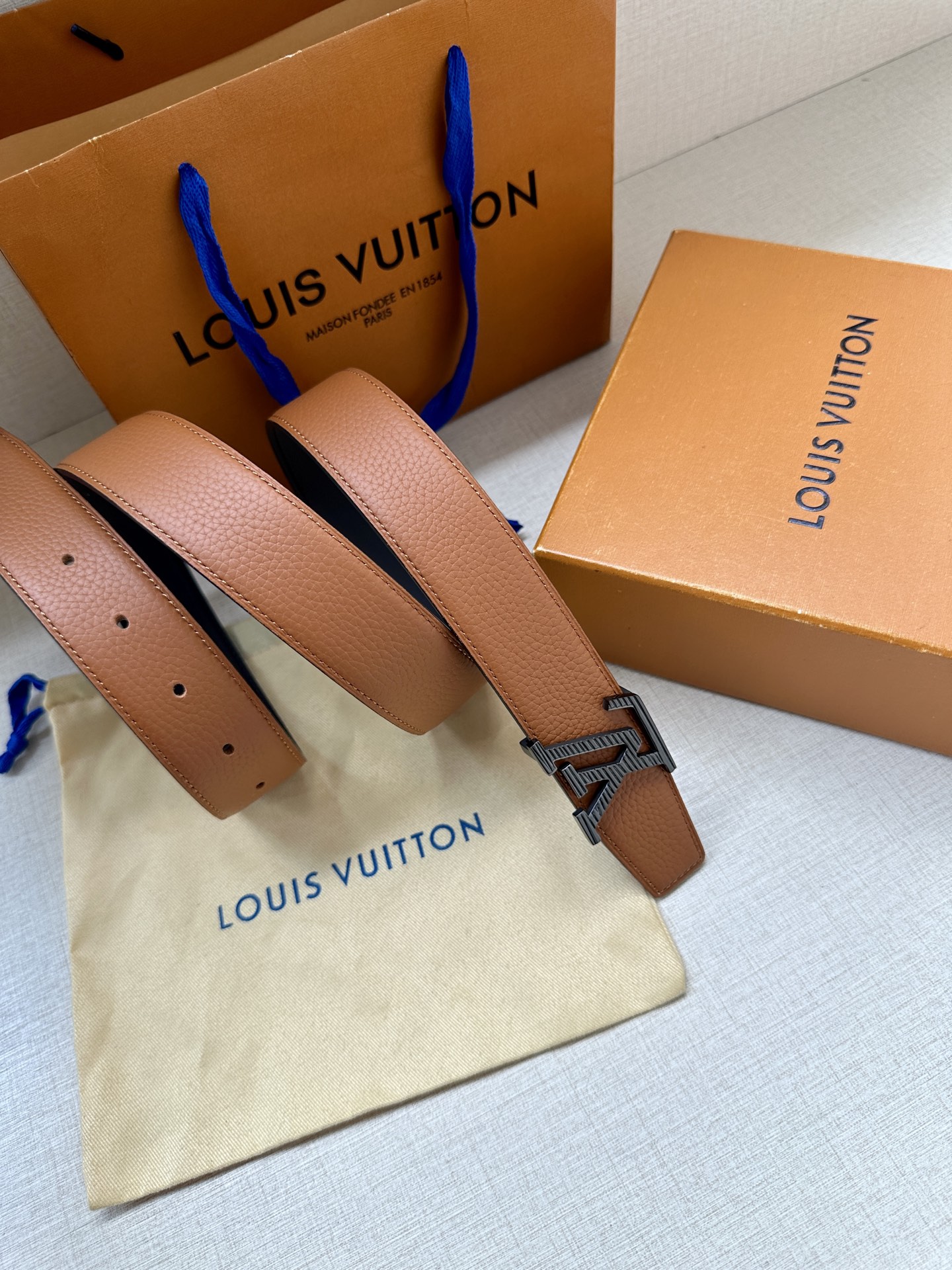  LV Heritage 双面腰带3.4宽 选取粒面皮革和纳帕皮革 新款3层LV 搭扣。微弧形边缘和摩登