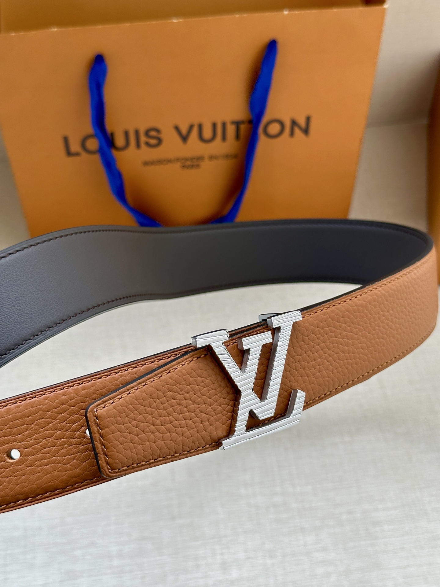 LV Heritage 双面腰带3.4宽 选取粒面皮革和纳帕皮革 新款3层LV 搭扣。微弧形边缘和摩登