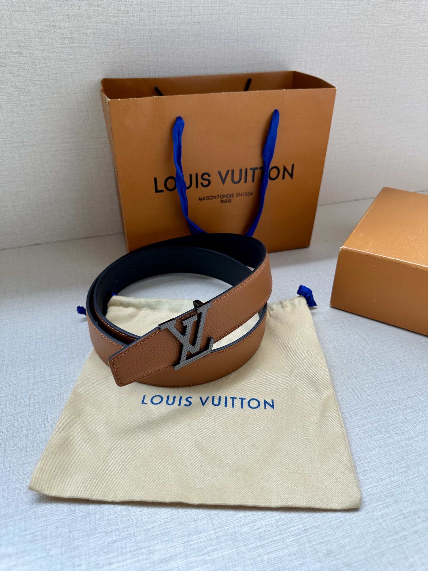  LV Heritage 双面腰带3.4宽 选取粒面皮革和纳帕皮革 新款3层LV 搭扣。微弧形边缘和摩登
