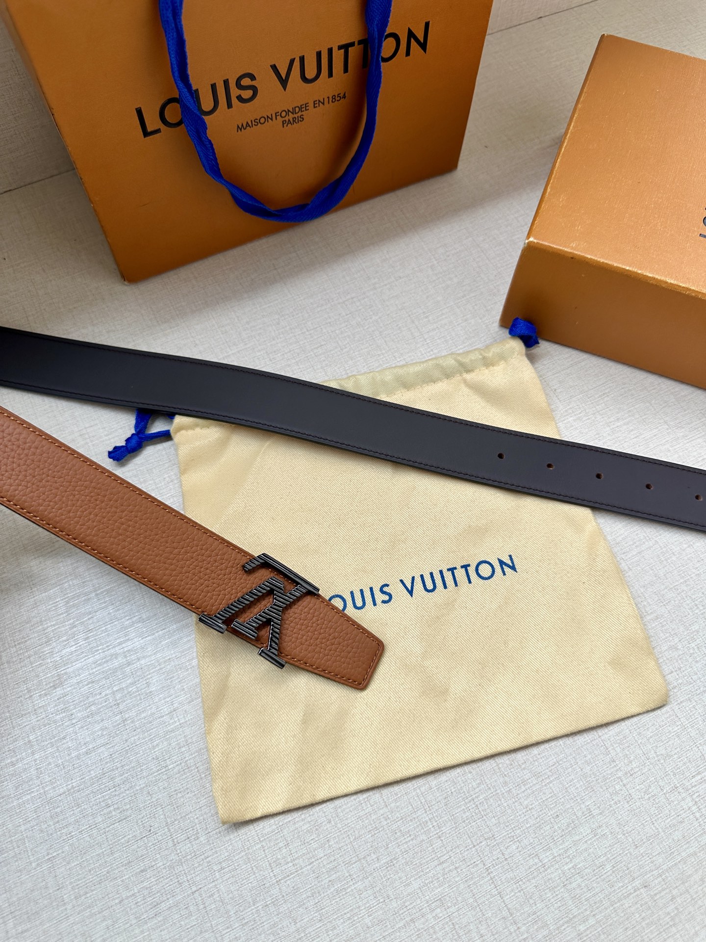  LV Heritage 双面腰带3.4宽 选取粒面皮革和纳帕皮革 新款3层LV 搭扣。微弧形边缘和摩登
