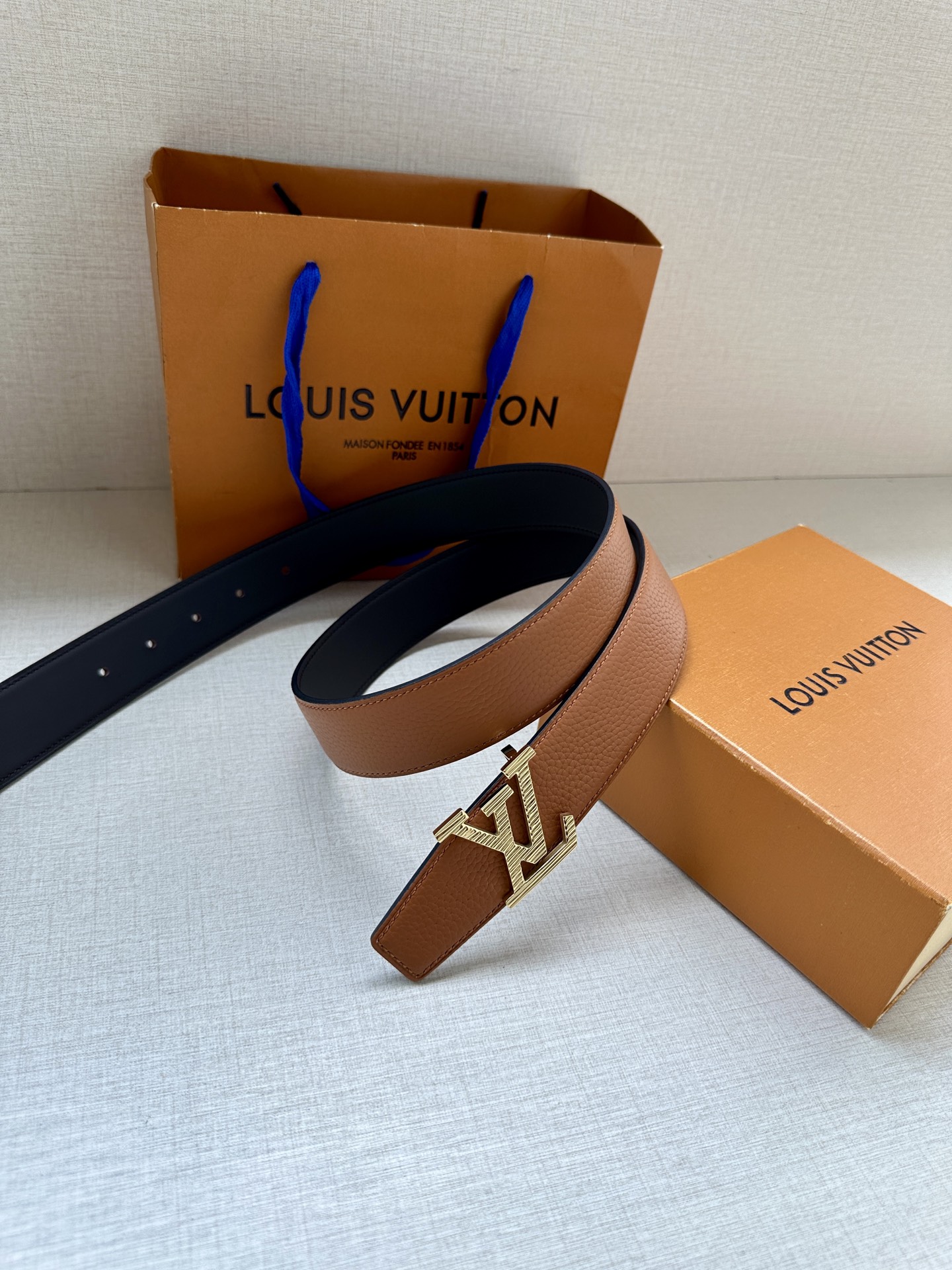 LV Heritage 双面腰带3.4宽 选取粒面皮革和纳帕皮革 新款3层LV 搭扣。微弧形边缘和摩登