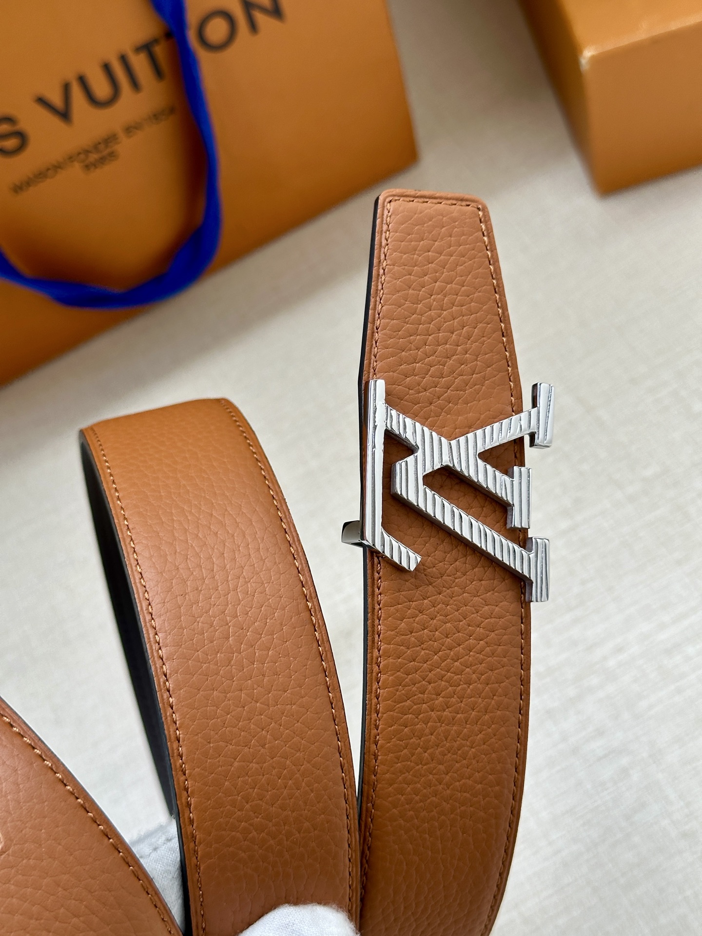 LV Heritage 双面腰带3.4宽 选取粒面皮革和纳帕皮革 新款3层LV 搭扣。微弧形边缘和摩登