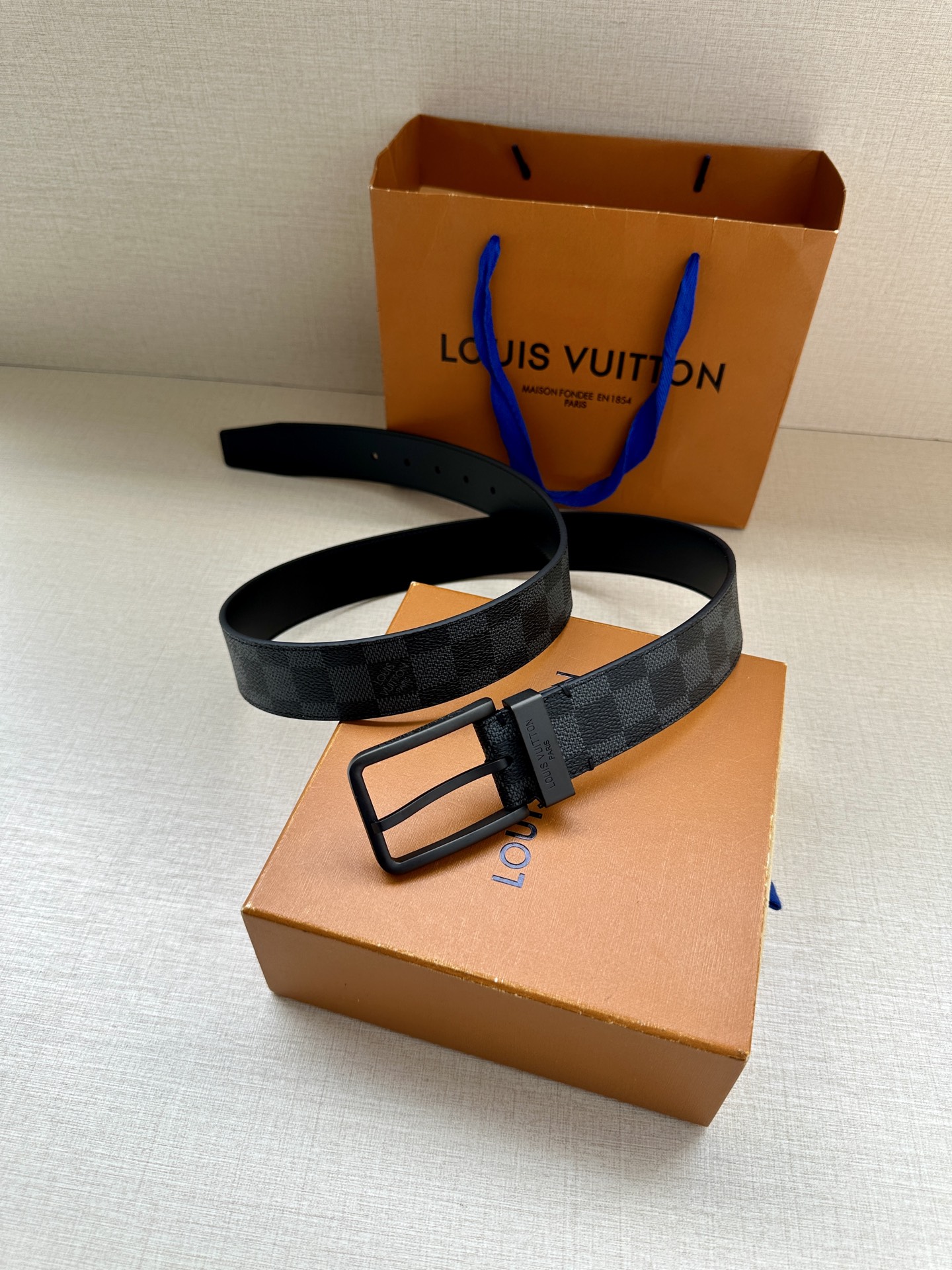  3.4宽 Saint Germain 腰带为 Monogram EcliPse 帆布搭配金属圈，将融入