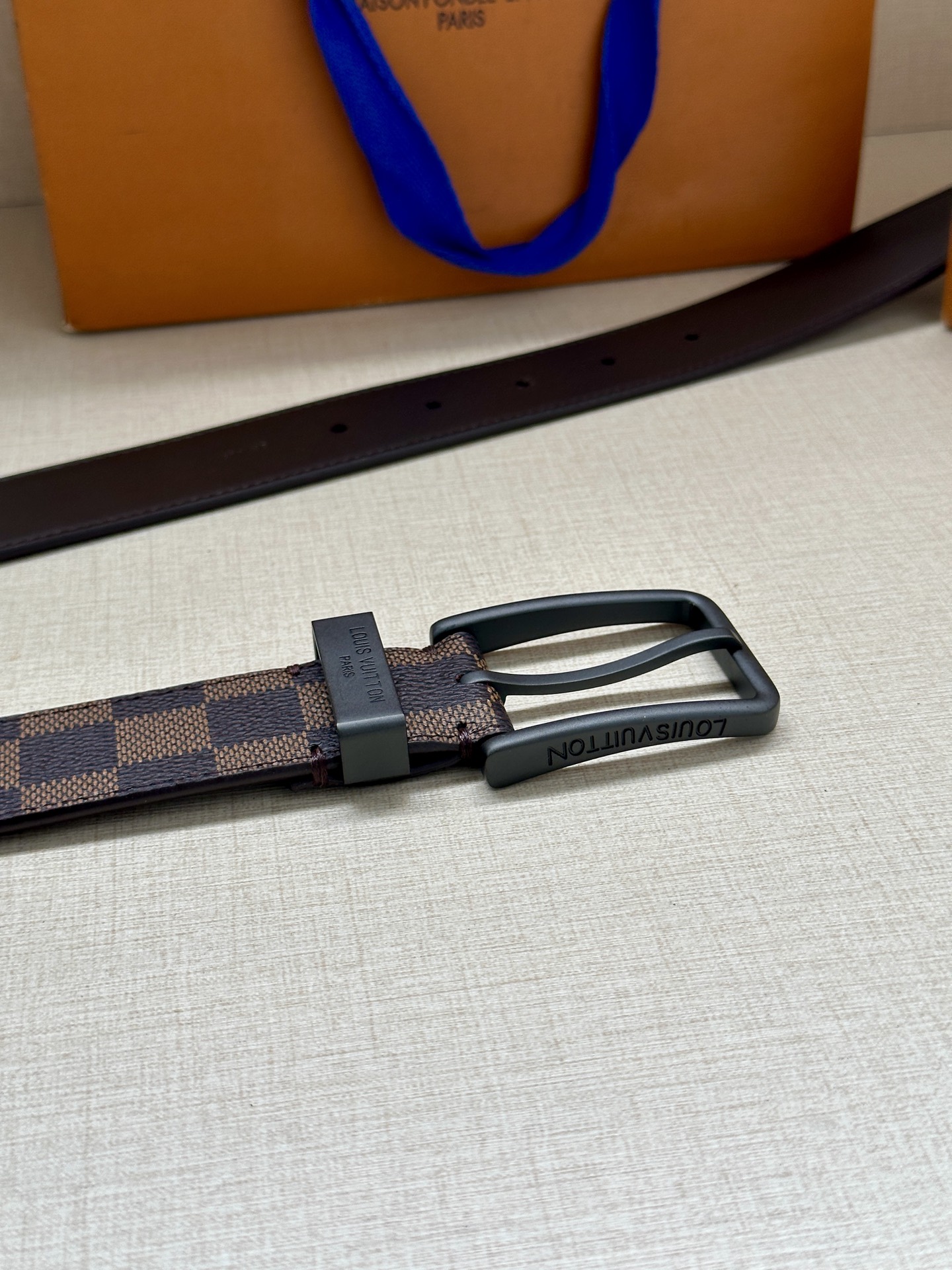  3.4宽 Saint Germain 腰带为 Monogram EcliPse 帆布搭配金属圈，将融入
