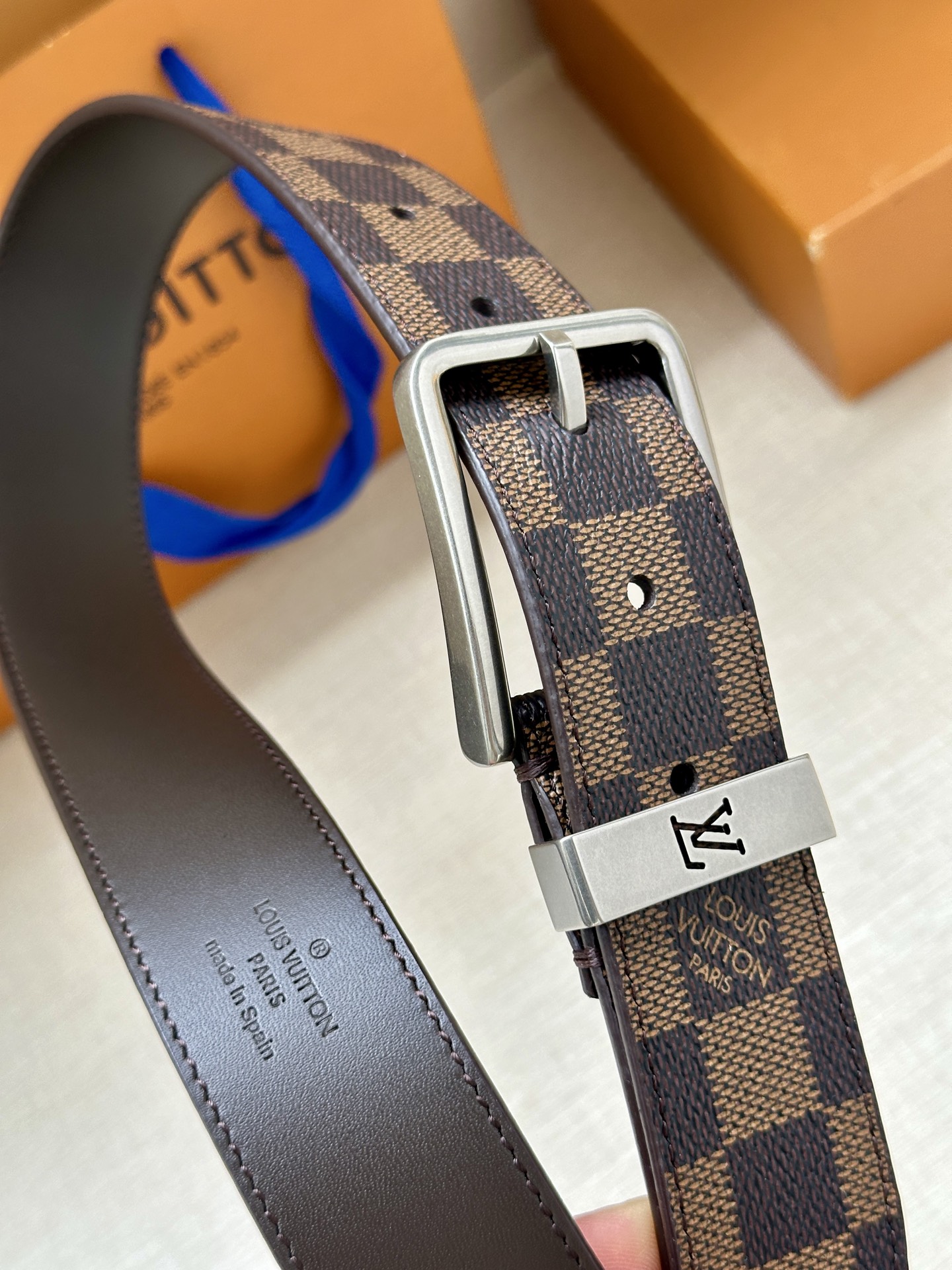  3.4宽 Saint Germain 腰带为 Monogram EcliPse 帆布搭配金属圈，将融入