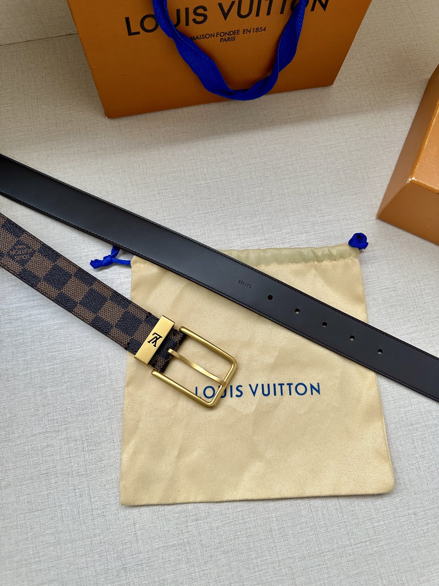  3.4宽 Saint Germain 腰带为 Monogram EcliPse 帆布搭配金属圈，将融入
