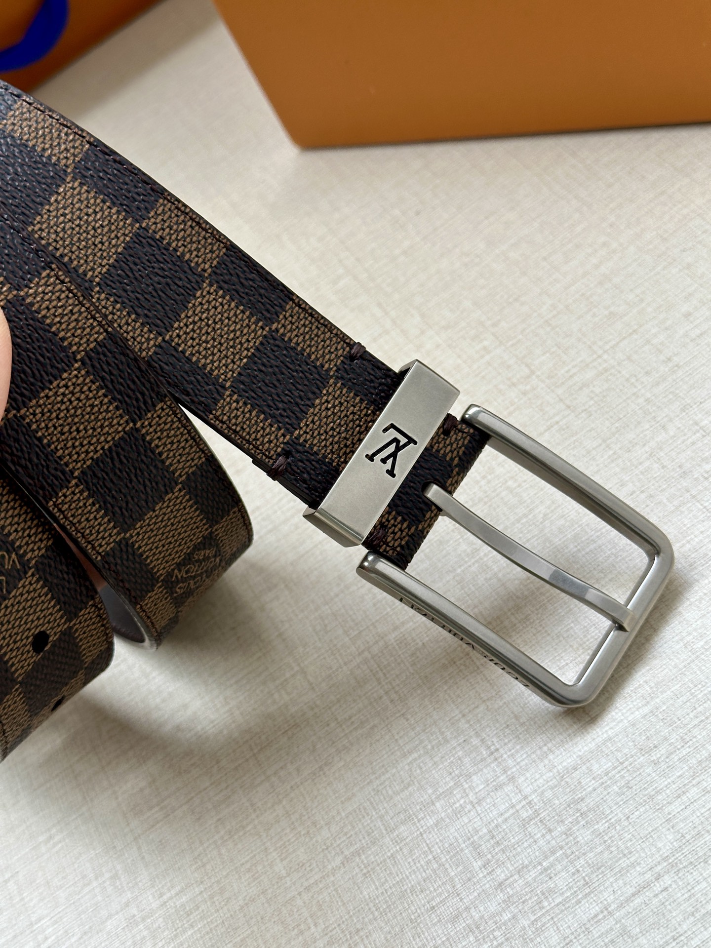  3.4宽 Saint Germain 腰带为 Monogram EcliPse 帆布搭配金属圈，将融入