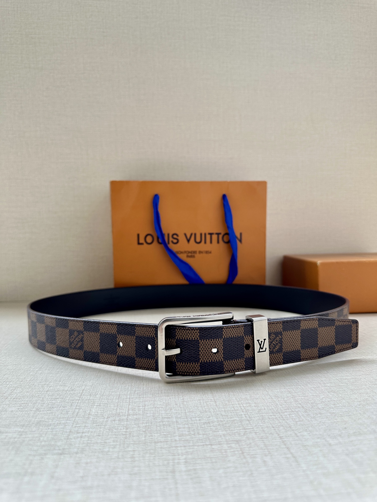  3.4宽 Saint Germain 腰带为 Monogram EcliPse 帆布搭配金属圈，将融入