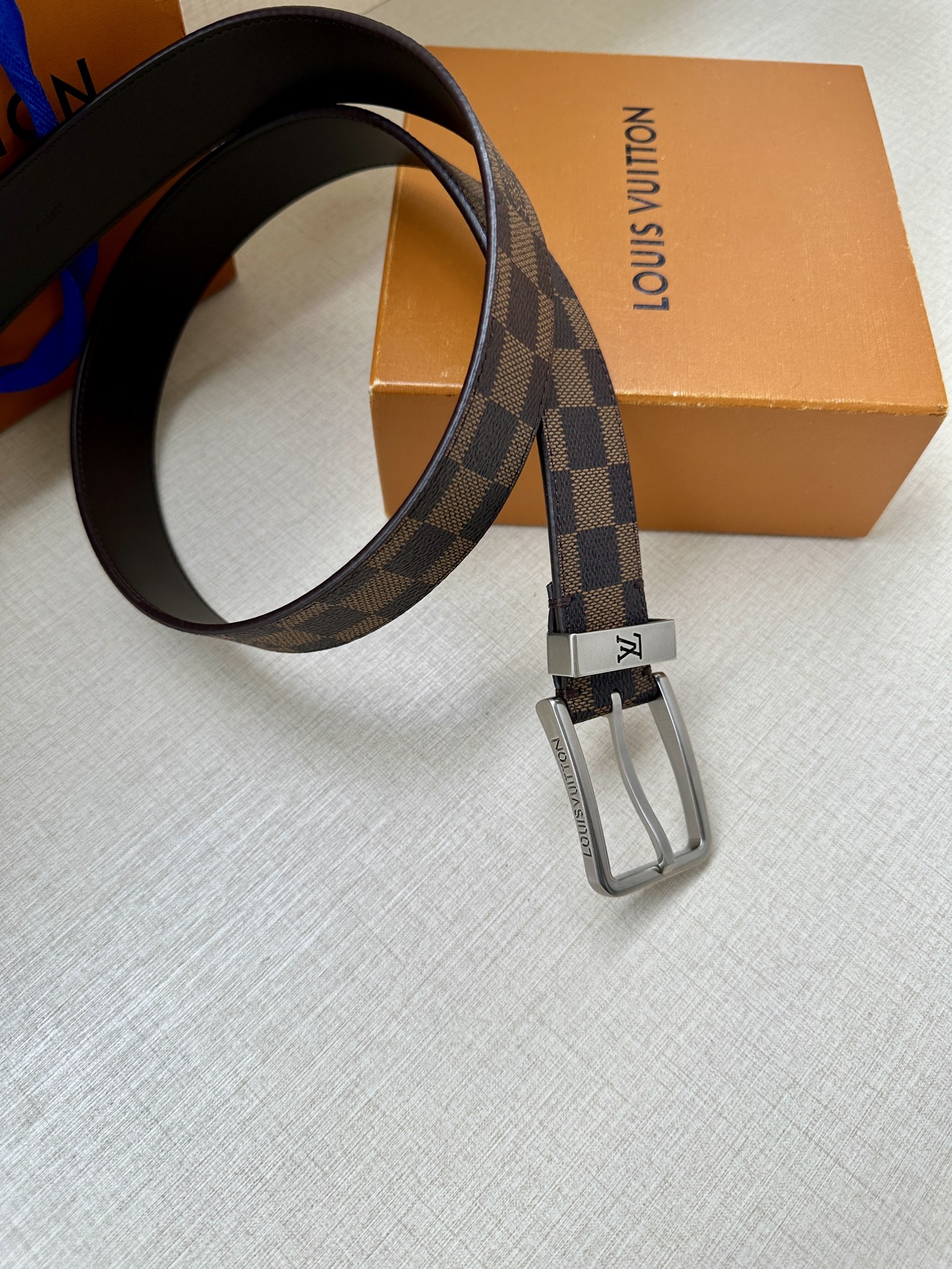  3.4宽 Saint Germain 腰带为 Monogram EcliPse 帆布搭配金属圈，将融入