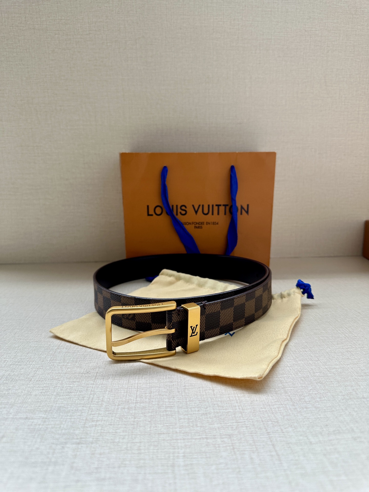  3.4宽 Saint Germain 腰带为 Monogram EcliPse 帆布搭配金属圈，将融入