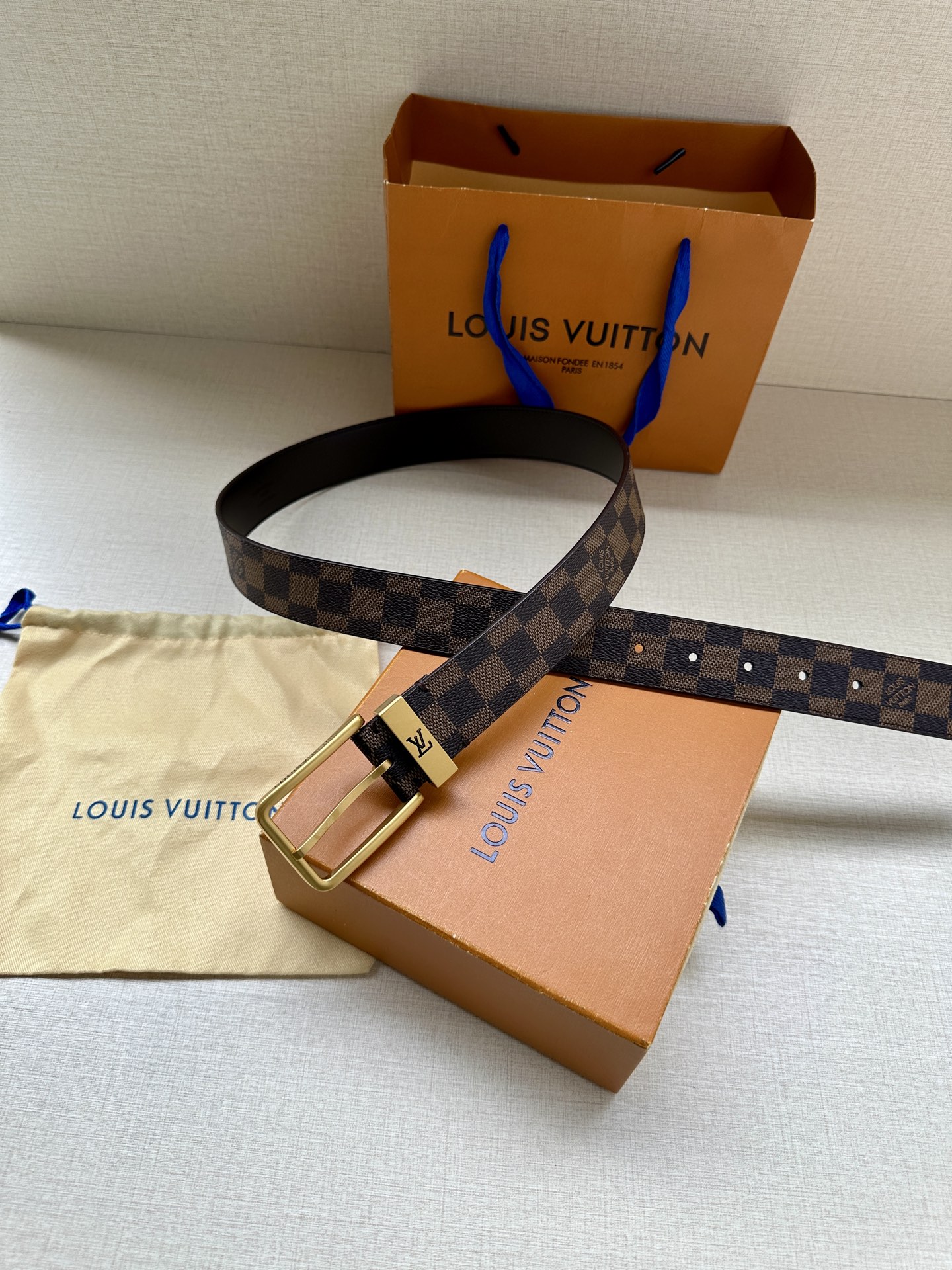  3.4宽 Saint Germain 腰带为 Monogram EcliPse 帆布搭配金属圈，将融入