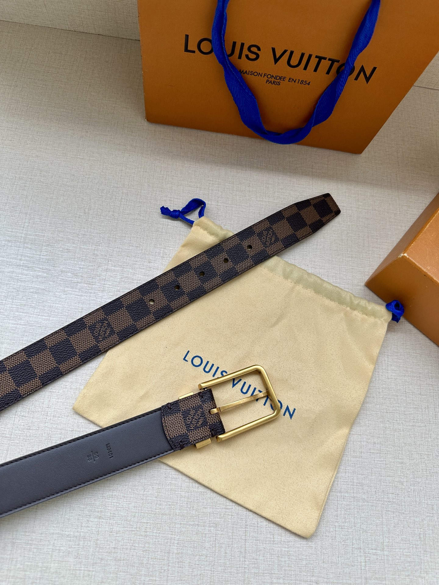  3.4宽 Saint Germain 腰带为 Monogram EcliPse 帆布搭配金属圈，将融入