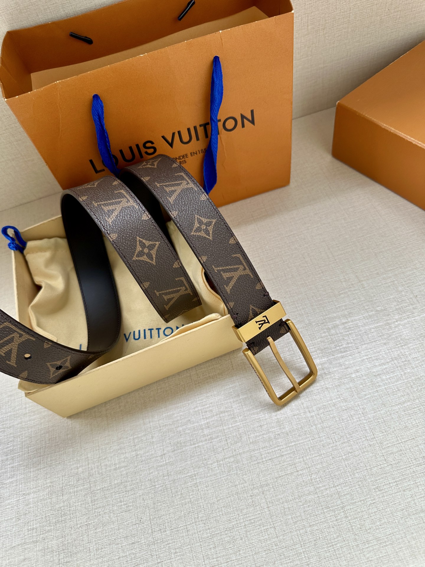  3.4宽 Saint Germain 腰带为 Monogram EcliPse 帆布搭配金属圈，将融入