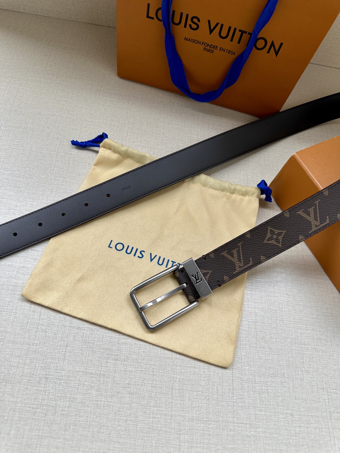  3.4宽 Saint Germain 腰带为 Monogram EcliPse 帆布搭配金属圈，将融入