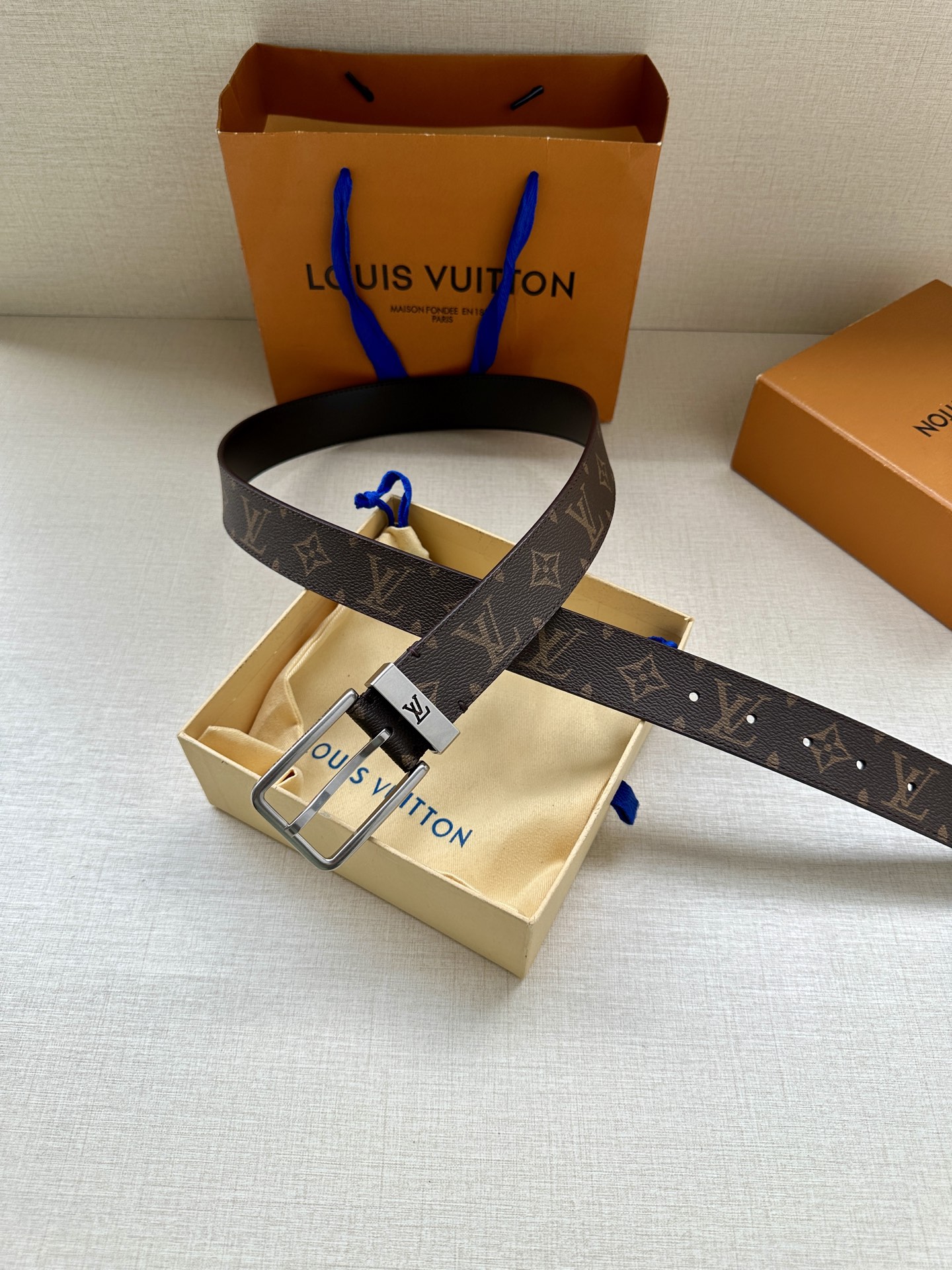  3.4宽 Saint Germain 腰带为 Monogram EcliPse 帆布搭配金属圈，将融入