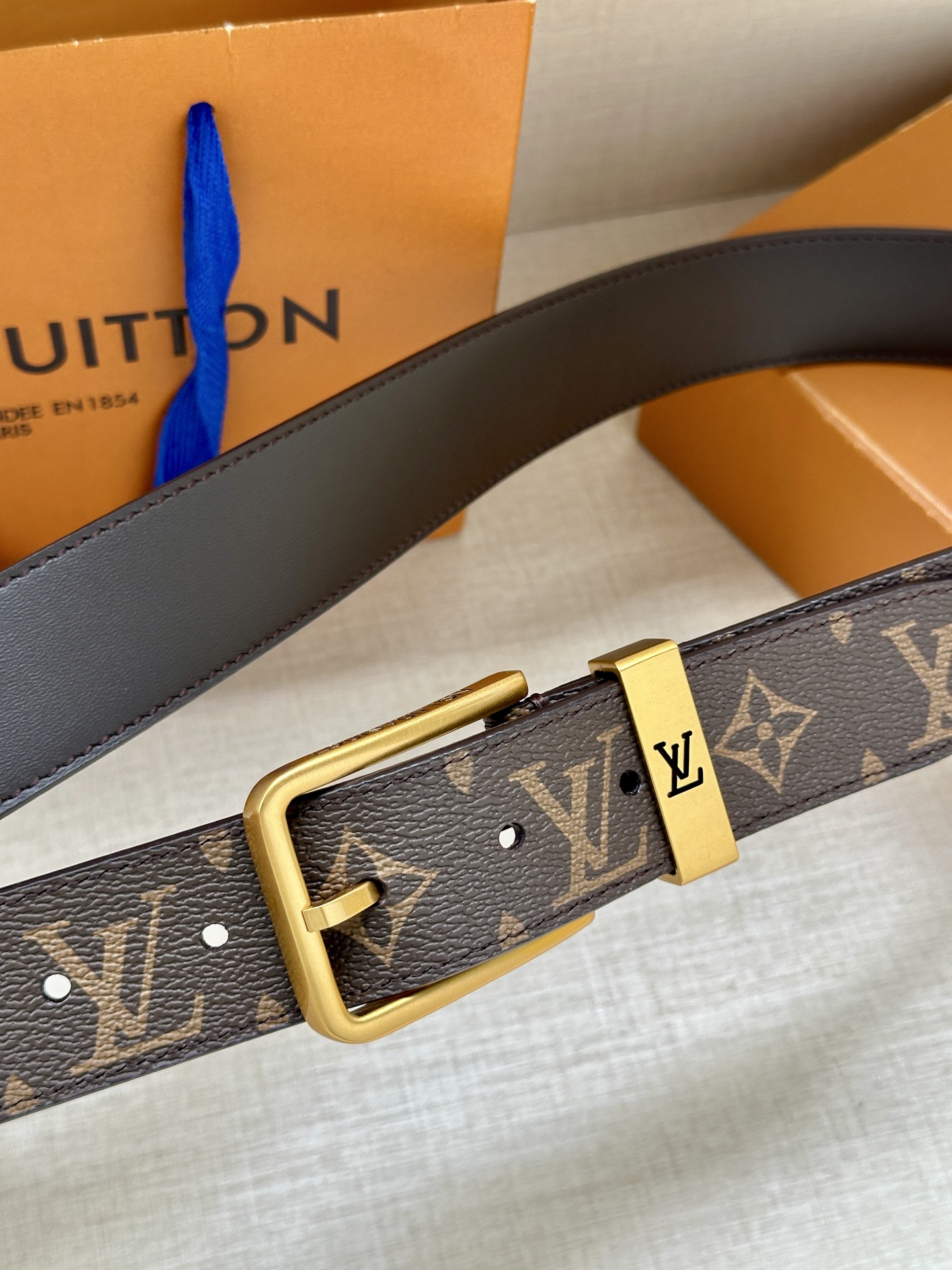  3.4宽 Saint Germain 腰带为 Monogram EcliPse 帆布搭配金属圈，将融入