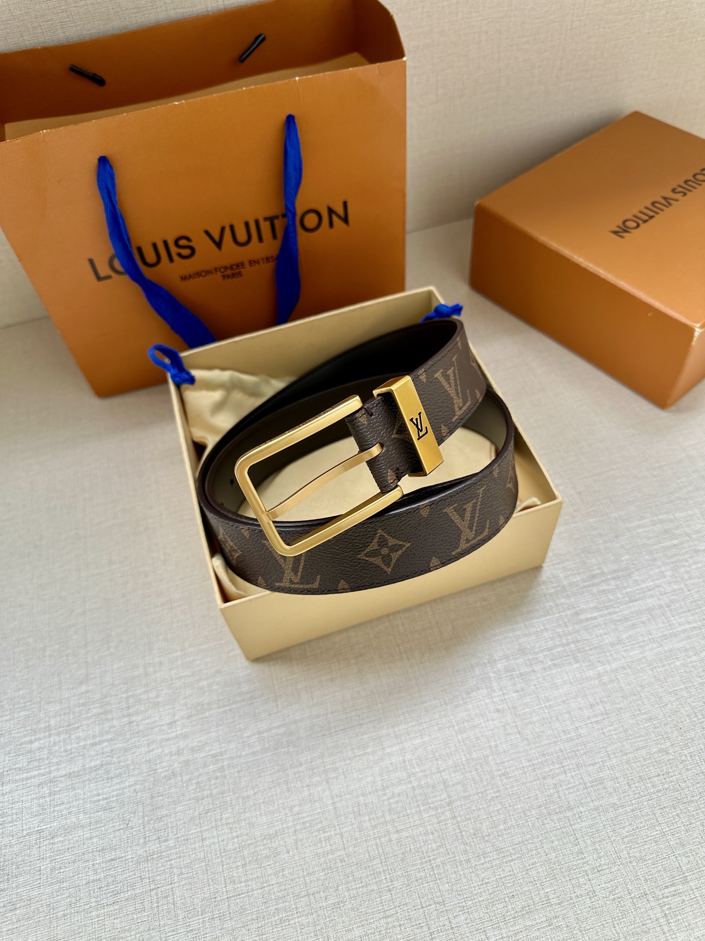  3.4宽 Saint Germain 腰带为 Monogram EcliPse 帆布搭配金属圈，将融入