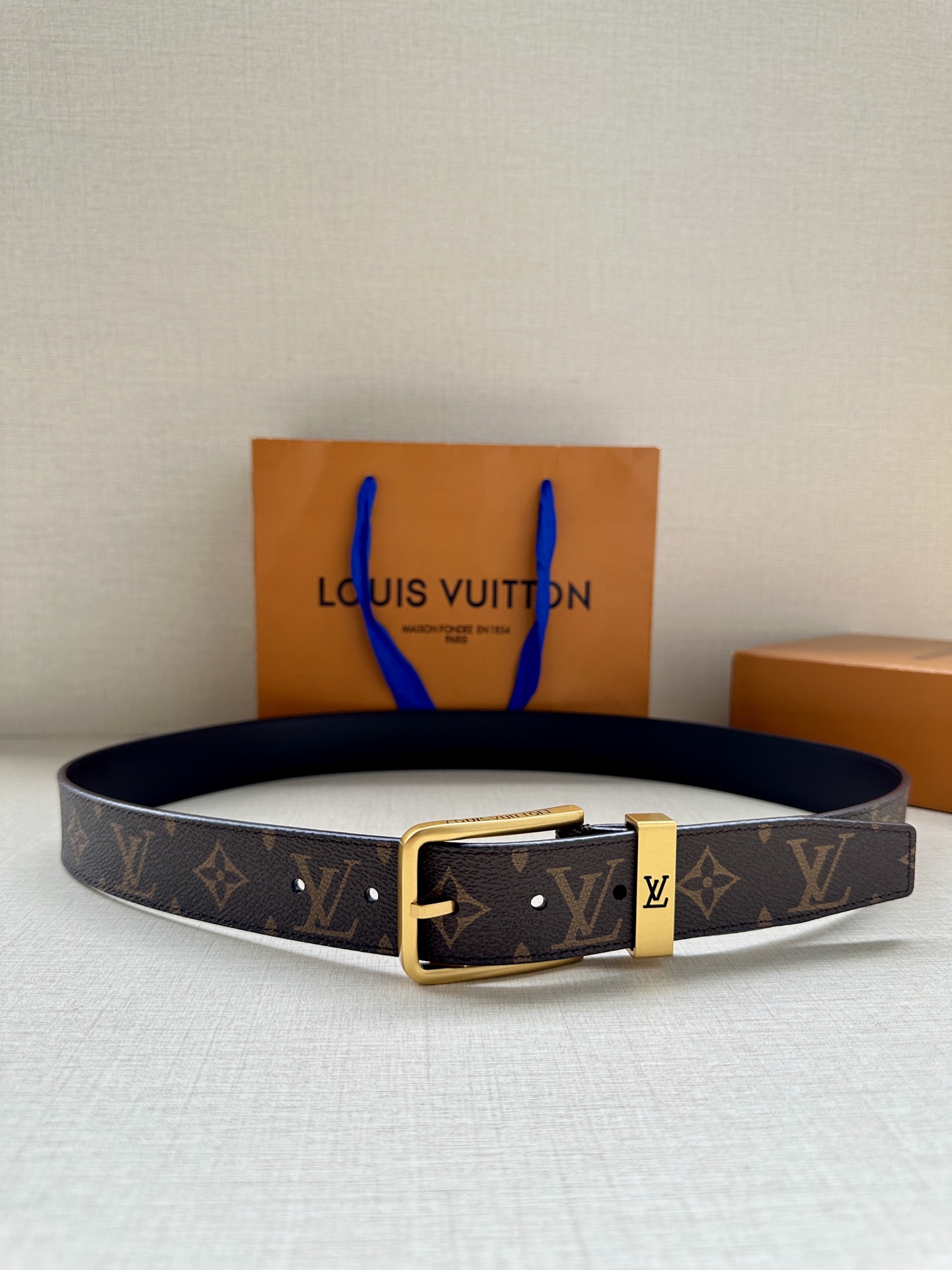  3.4宽 Saint Germain 腰带为 Monogram EcliPse 帆布搭配金属圈，将融入